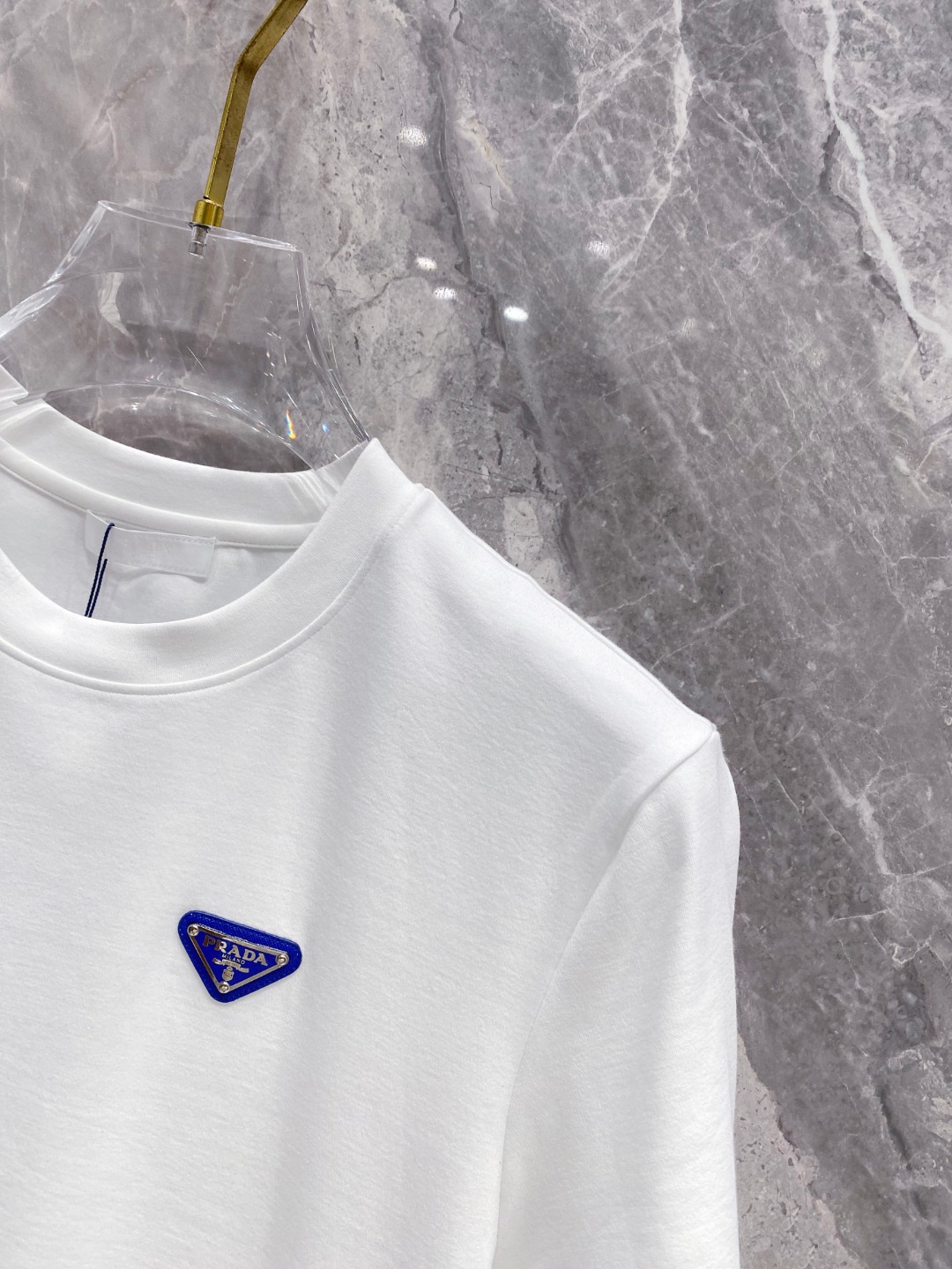 普拉达 2025秋冬 圆领刺绣短袖T恤打底衫 元素性的Logo徽章凸显休闲时尚魅力,依然独领时尚风骚.内