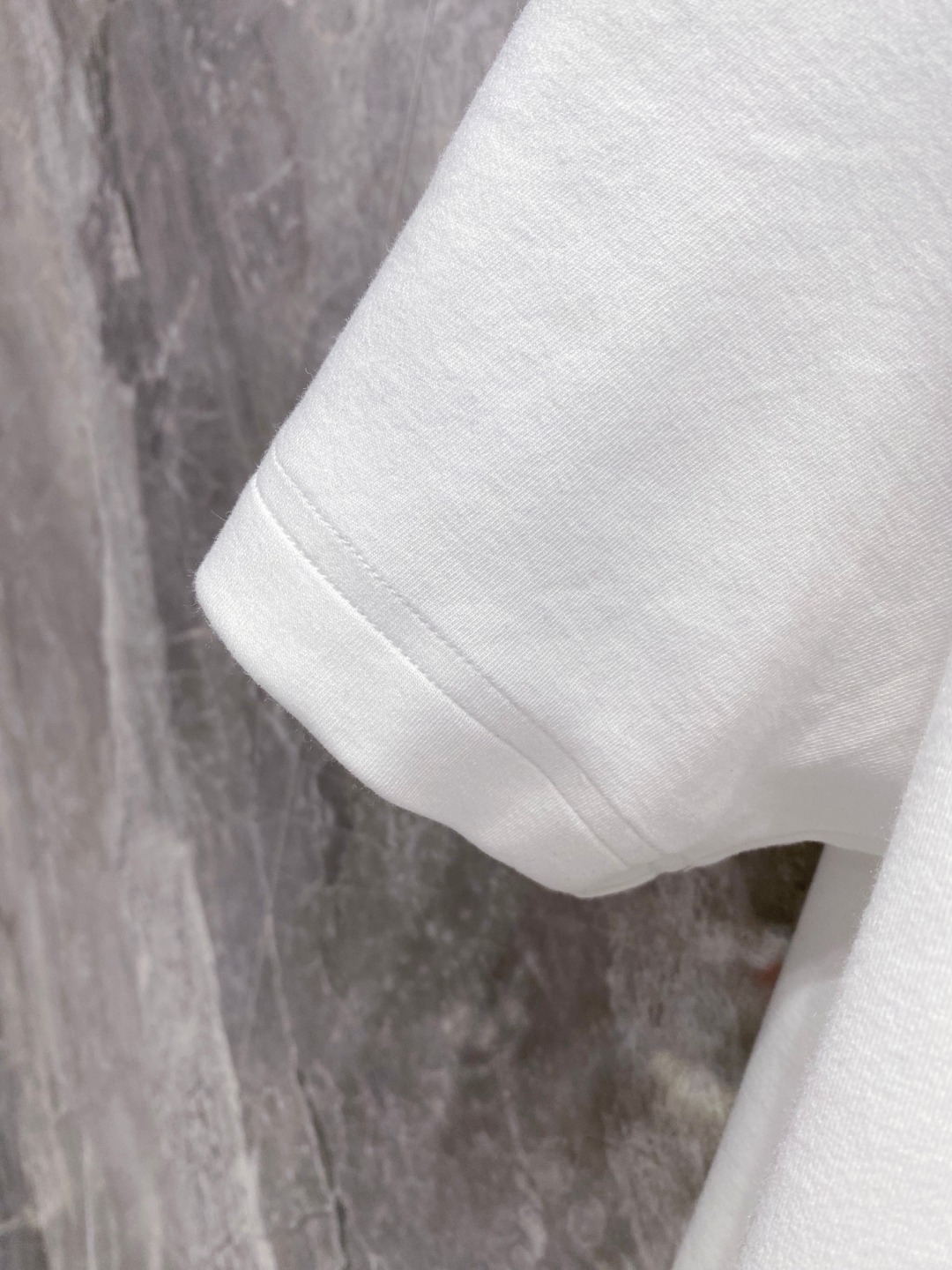 普拉达 2025秋冬 圆领刺绣短袖T恤打底衫 元素性的Logo徽章凸显休闲时尚魅力,依然独领时尚风骚.内