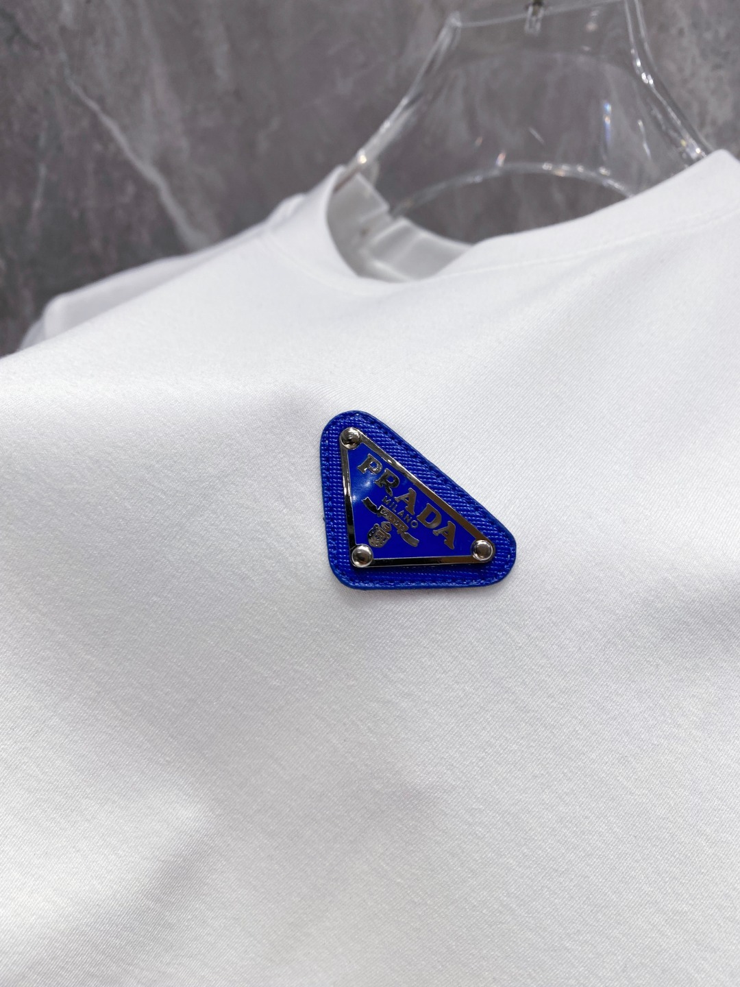 普拉达 2025秋冬 圆领刺绣短袖T恤打底衫 元素性的Logo徽章凸显休闲时尚魅力,依然独领时尚风骚.内