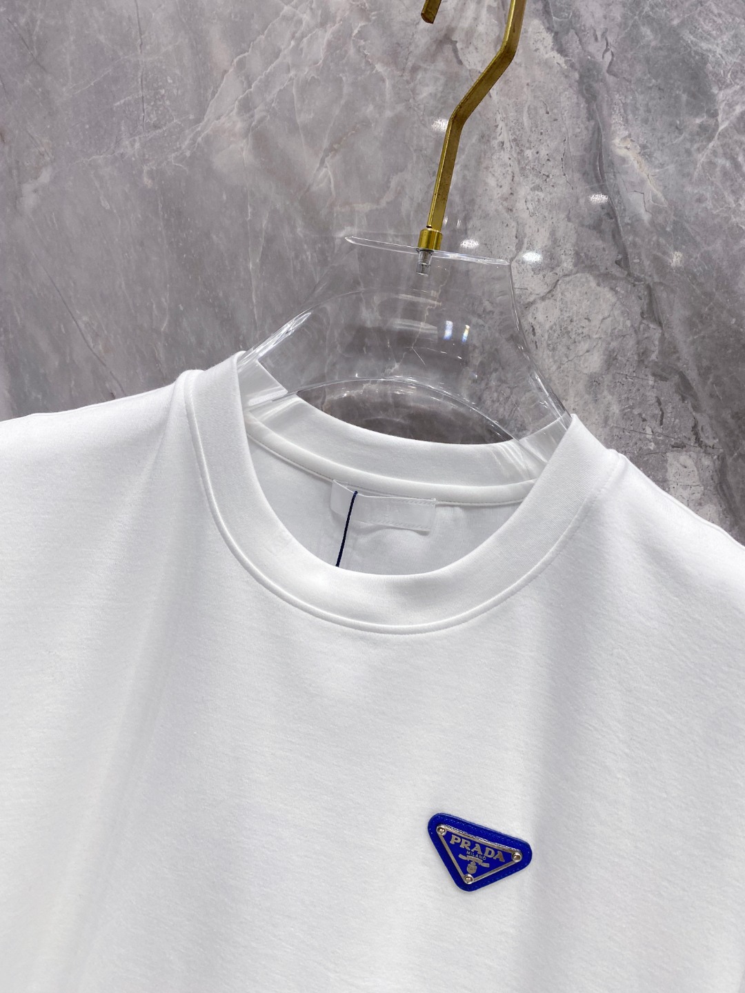 普拉达 2025秋冬 圆领刺绣短袖T恤打底衫 元素性的Logo徽章凸显休闲时尚魅力,依然独领时尚风骚.内
