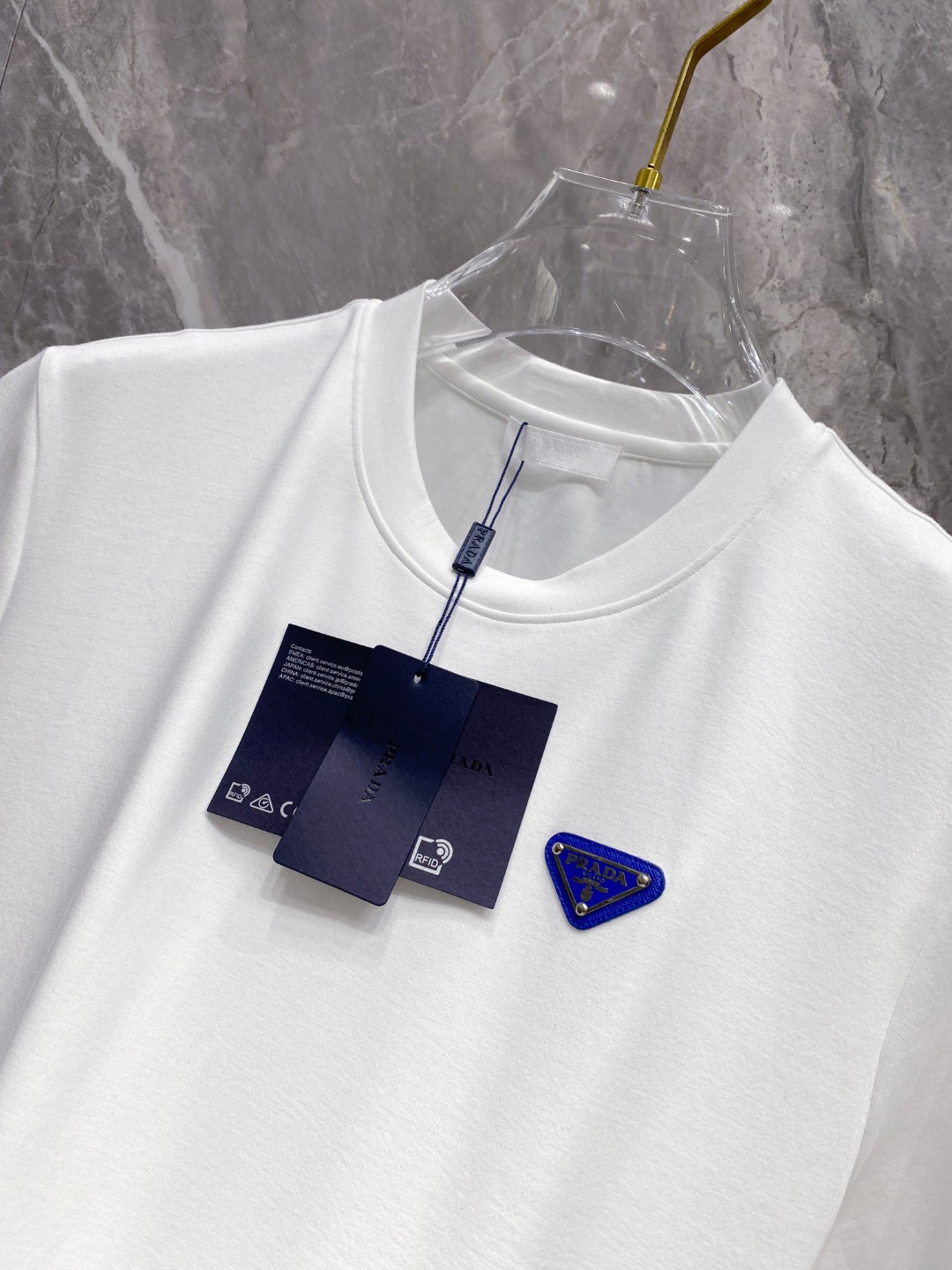 普拉达 2025秋冬 圆领刺绣短袖T恤打底衫 元素性的Logo徽章凸显休闲时尚魅力,依然独领时尚风骚.内