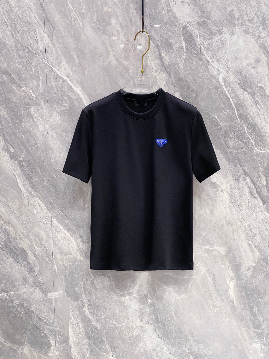 普拉达 2025秋冬 圆领刺绣短袖T恤打底衫 元素性的Logo徽章凸显休闲时尚魅力,依然独领时尚风骚.内