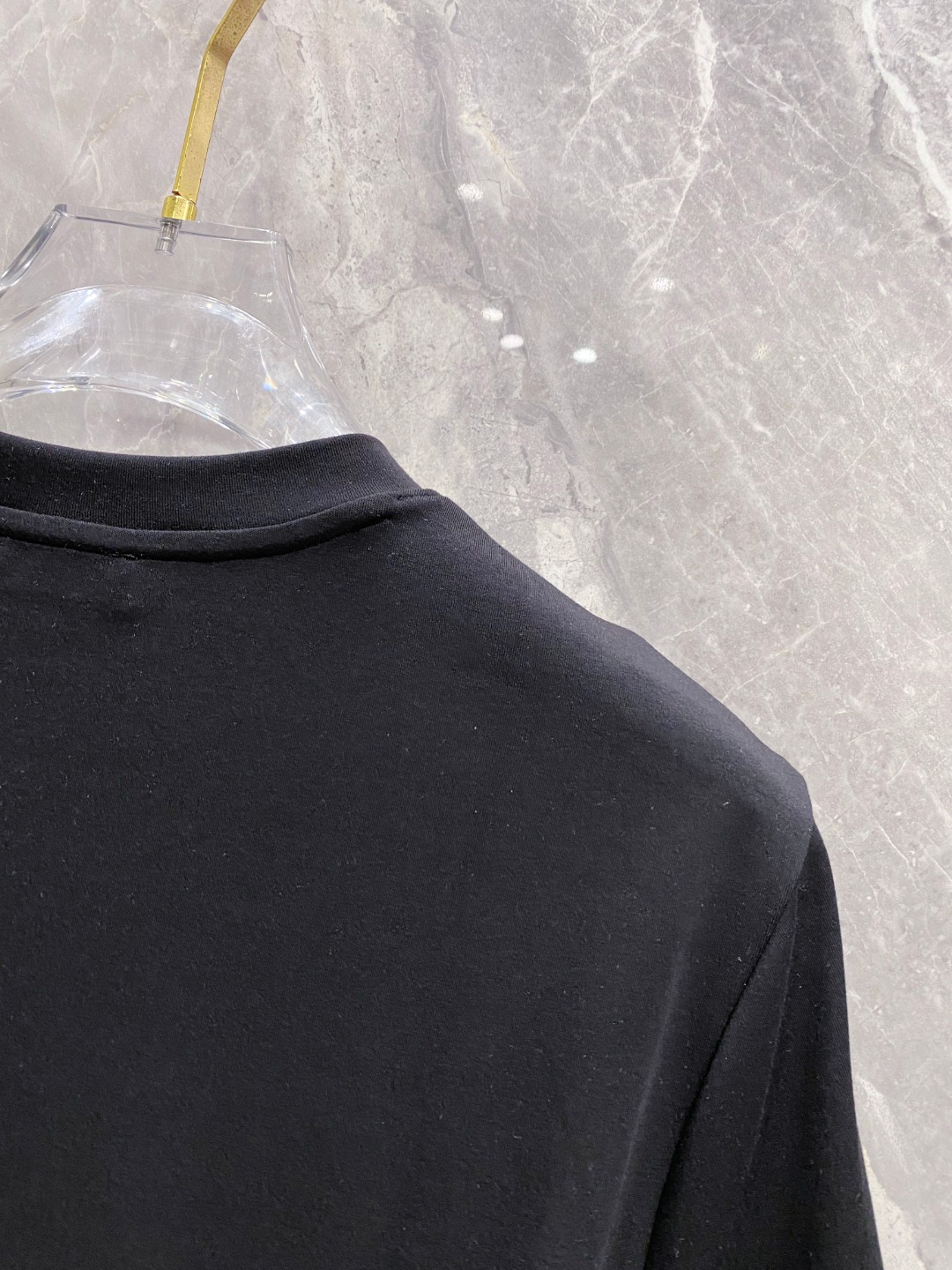 普拉达 2025秋冬 圆领刺绣短袖T恤打底衫 元素性的Logo徽章凸显休闲时尚魅力,依然独领时尚风骚.内