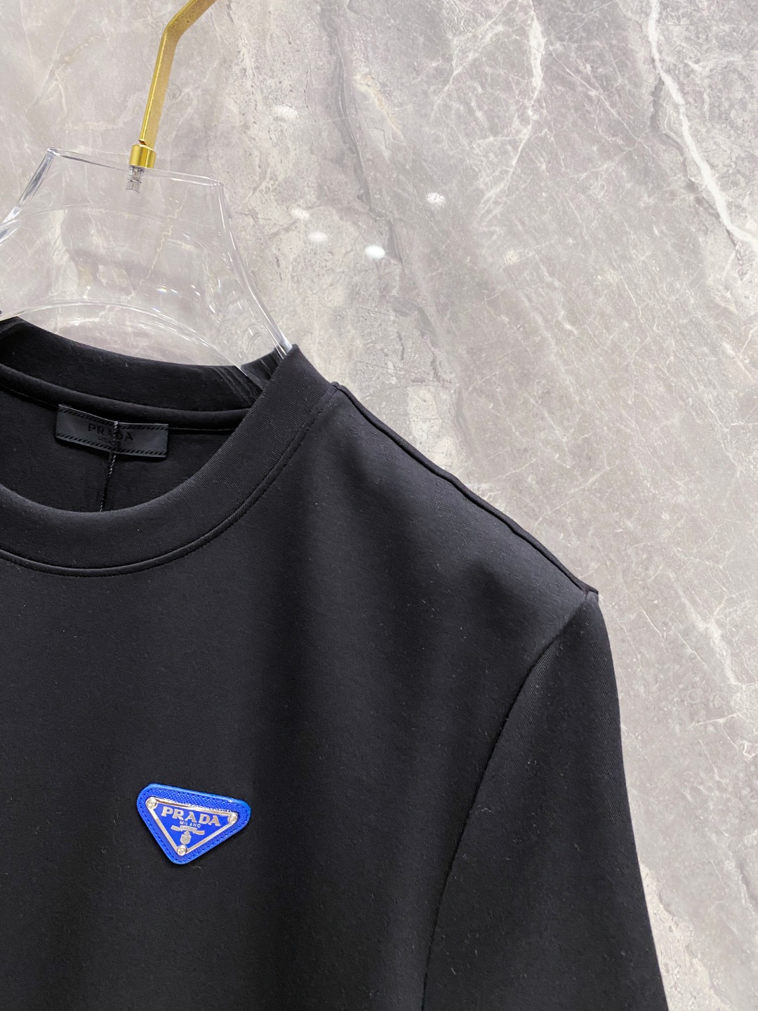 普拉达 2025秋冬 圆领刺绣短袖T恤打底衫 元素性的Logo徽章凸显休闲时尚魅力,依然独领时尚风骚.内