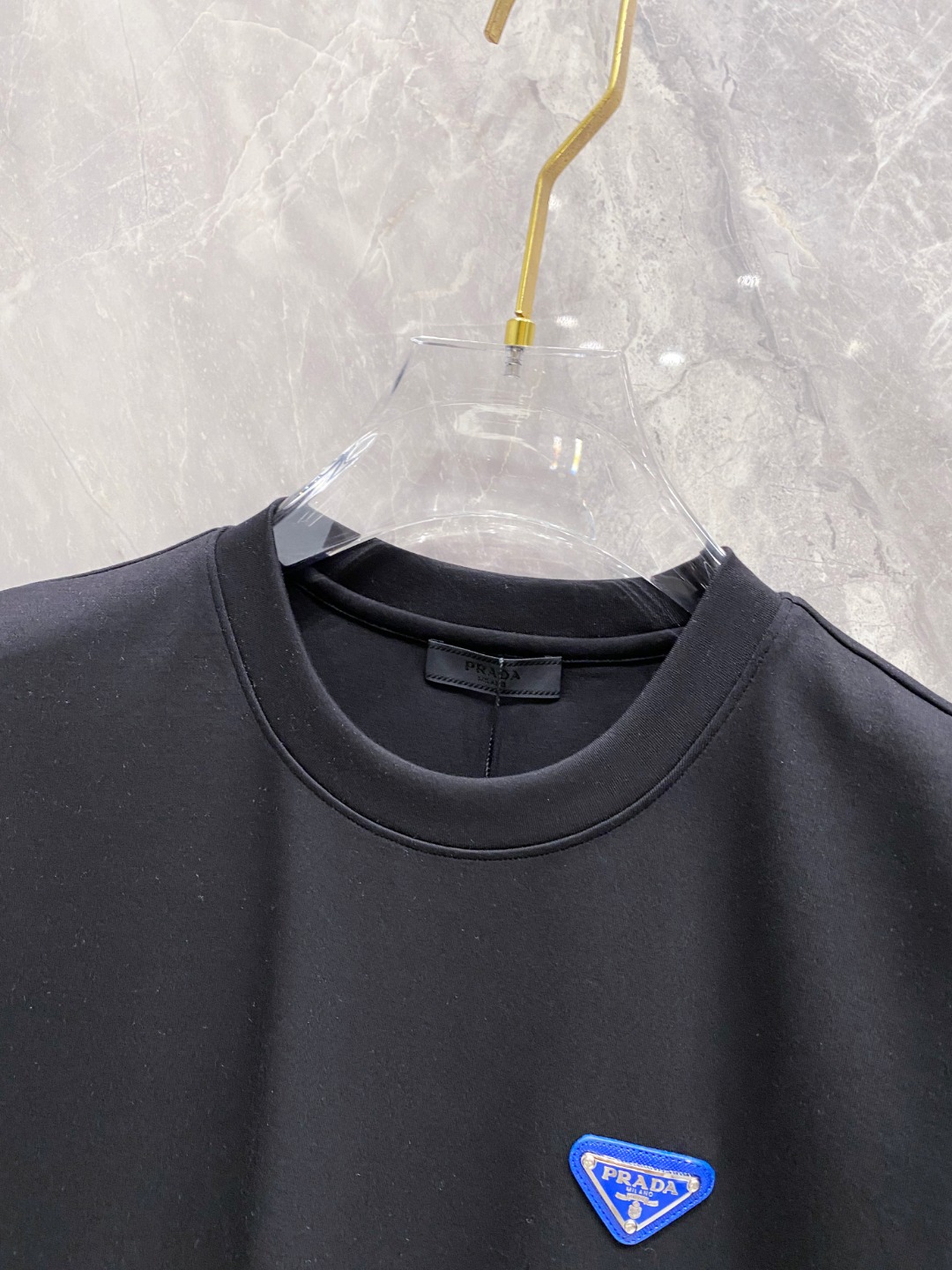 普拉达 2025秋冬 圆领刺绣短袖T恤打底衫 元素性的Logo徽章凸显休闲时尚魅力,依然独领时尚风骚.内