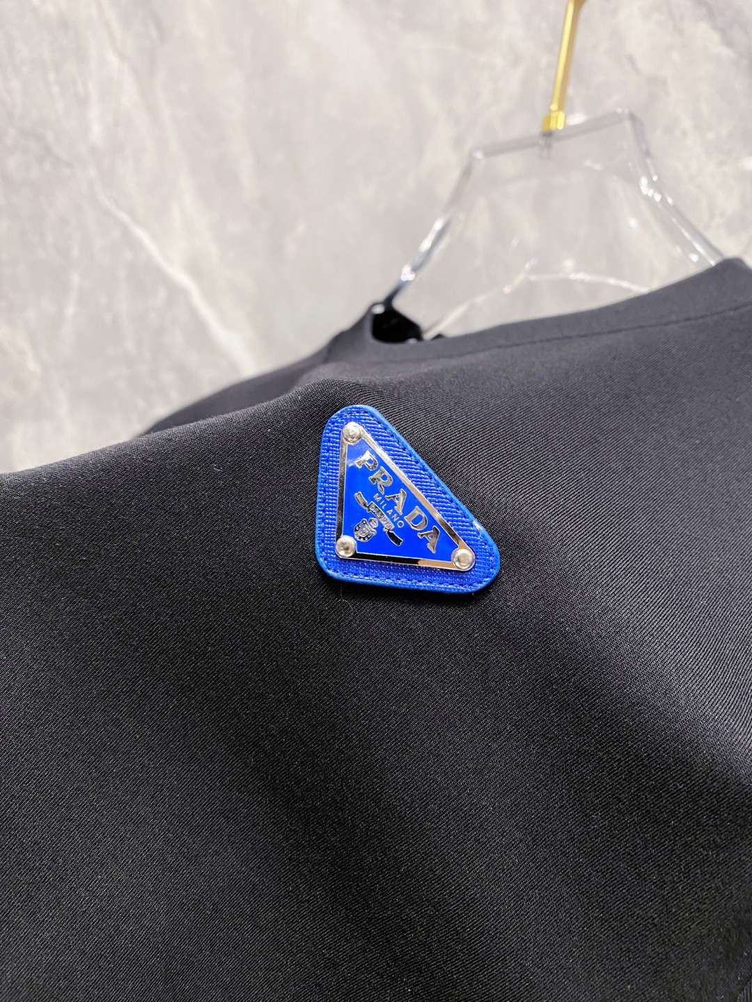 普拉达 2025秋冬 圆领刺绣短袖T恤打底衫 元素性的Logo徽章凸显休闲时尚魅力,依然独领时尚风骚.内