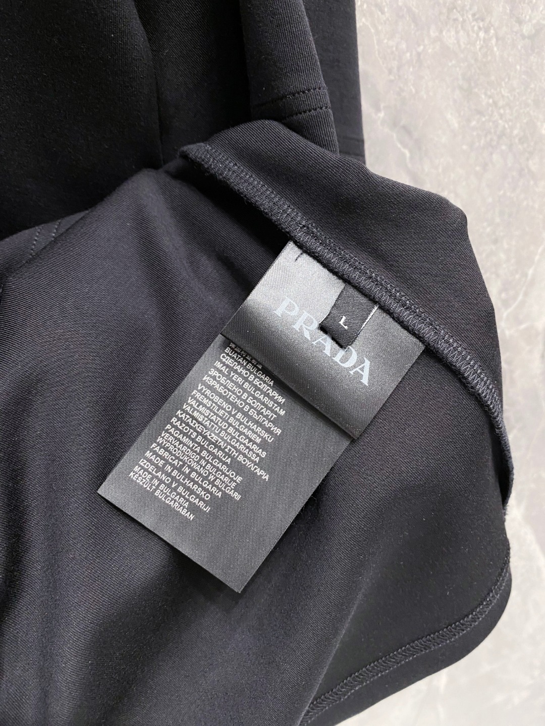 普拉达 2025秋冬 圆领刺绣短袖T恤打底衫 元素性的Logo徽章凸显休闲时尚魅力,依然独领时尚风骚.内