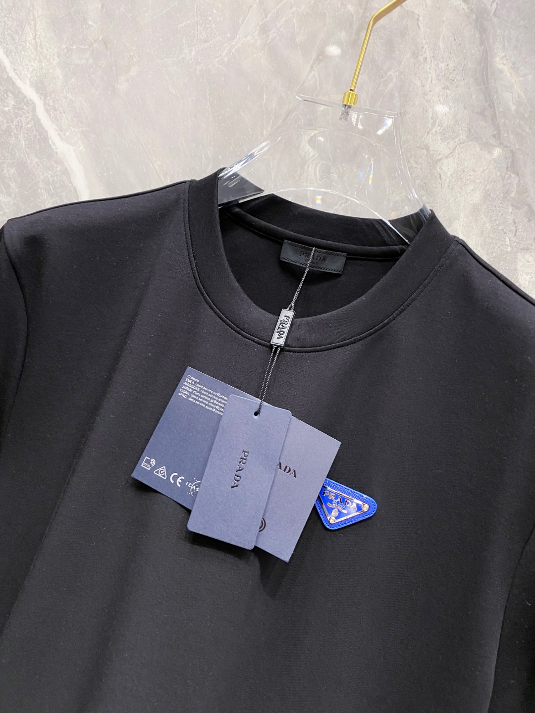 普拉达 2025秋冬 圆领刺绣短袖T恤打底衫 元素性的Logo徽章凸显休闲时尚魅力,依然独领时尚风骚.内