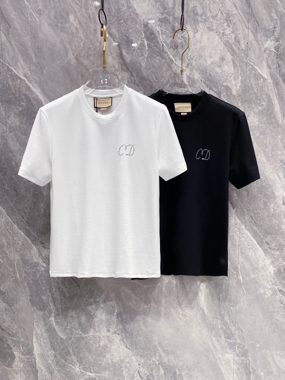 古驰 2025秋冬 圆领刺绣短袖T恤打底衫 元素性的Logo徽章凸显休闲时尚魅力,依然独领时尚风骚.内搭