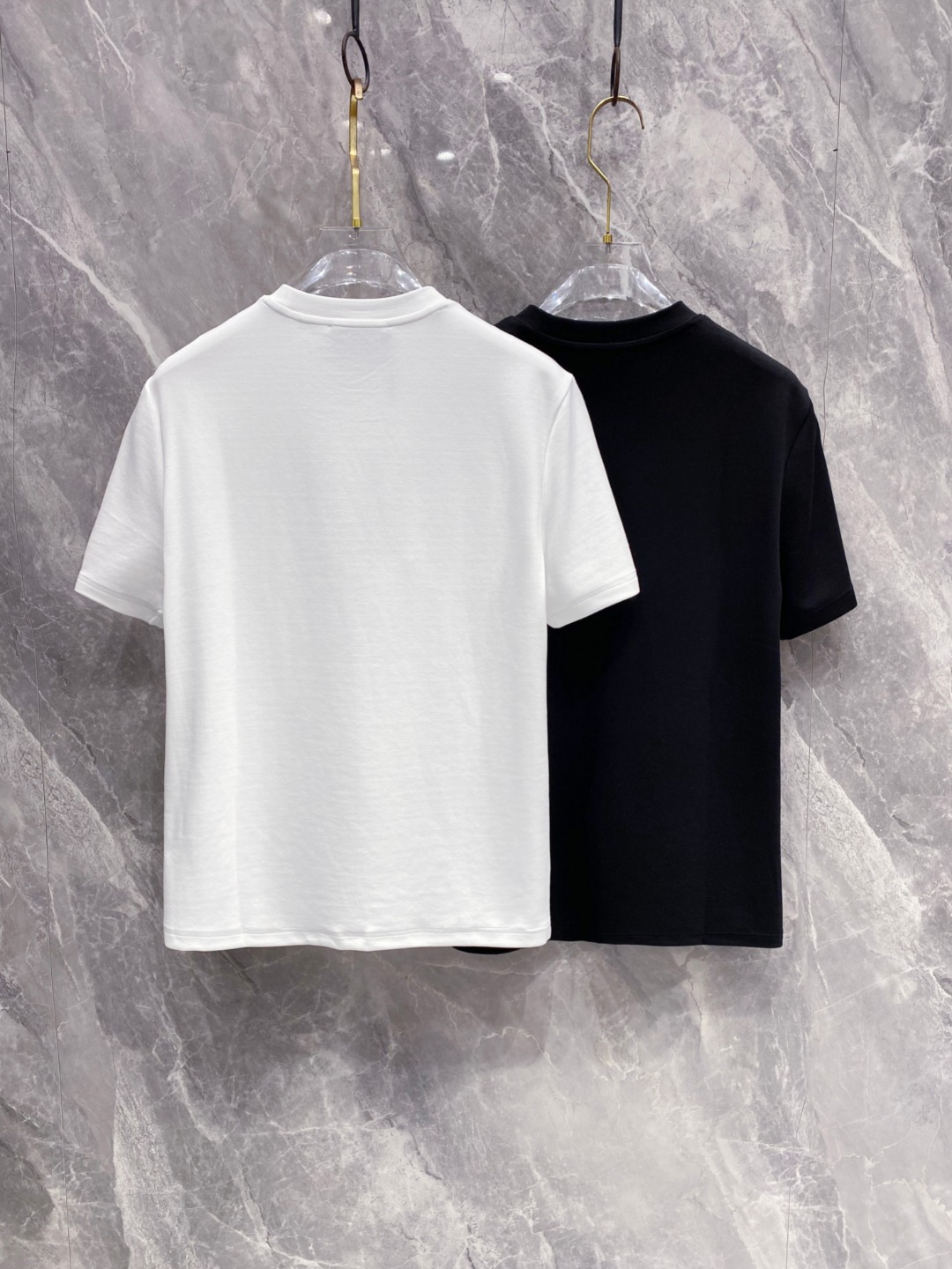 古驰 2025秋冬 圆领刺绣短袖T恤打底衫 元素性的Logo徽章凸显休闲时尚魅力,依然独领时尚风骚.内搭