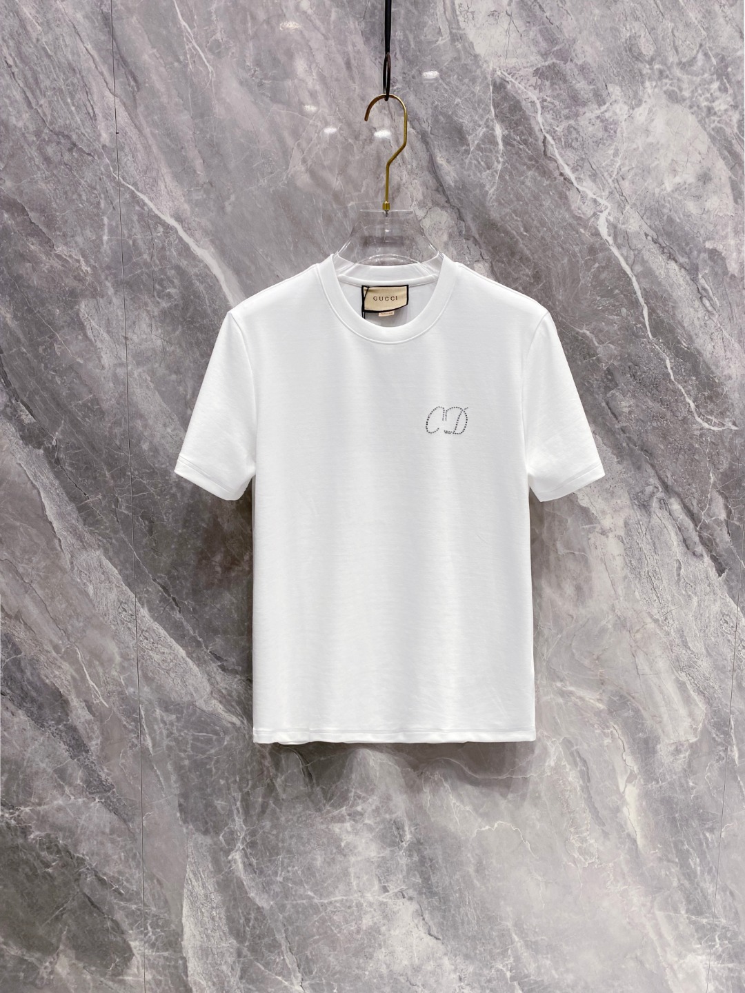 古驰 2025秋冬 圆领刺绣短袖T恤打底衫 元素性的Logo徽章凸显休闲时尚魅力,依然独领时尚风骚.内搭