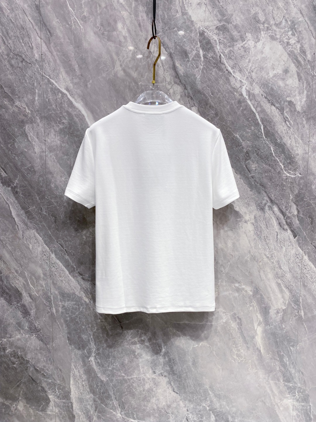 古驰 2025秋冬 圆领刺绣短袖T恤打底衫 元素性的Logo徽章凸显休闲时尚魅力,依然独领时尚风骚.内搭