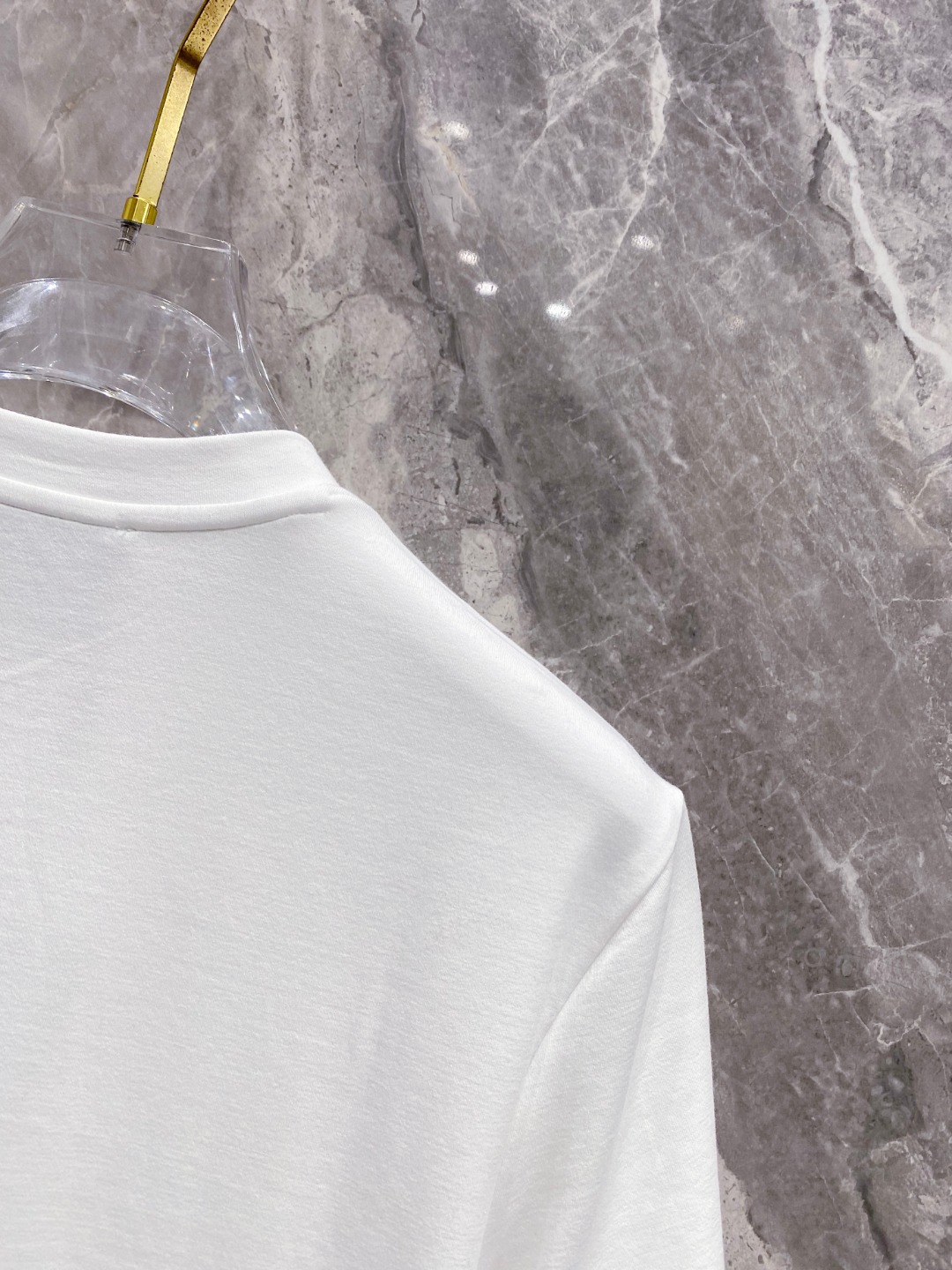 古驰 2025秋冬 圆领刺绣短袖T恤打底衫 元素性的Logo徽章凸显休闲时尚魅力,依然独领时尚风骚.内搭