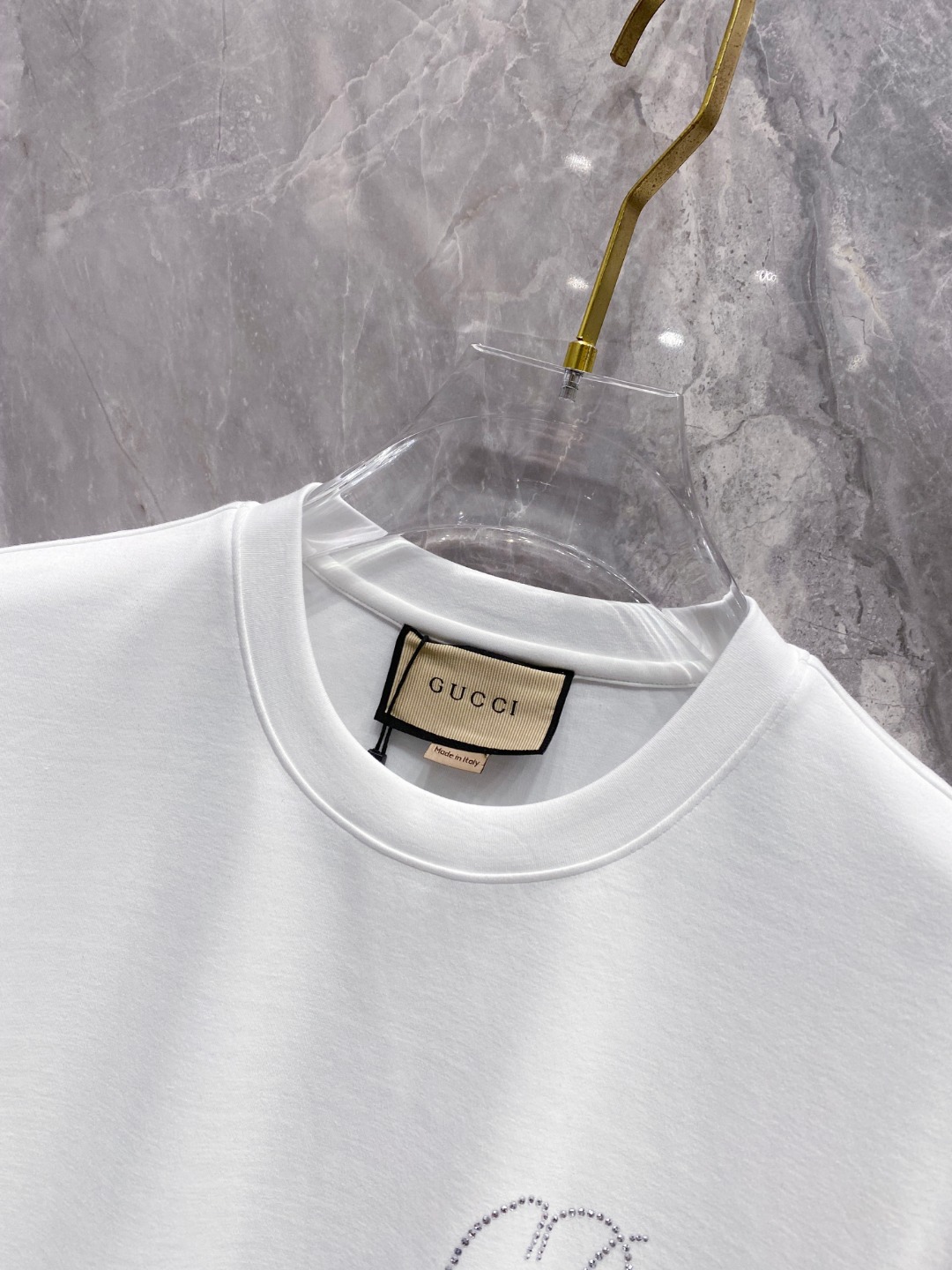 古驰 2025秋冬 圆领刺绣短袖T恤打底衫 元素性的Logo徽章凸显休闲时尚魅力,依然独领时尚风骚.内搭