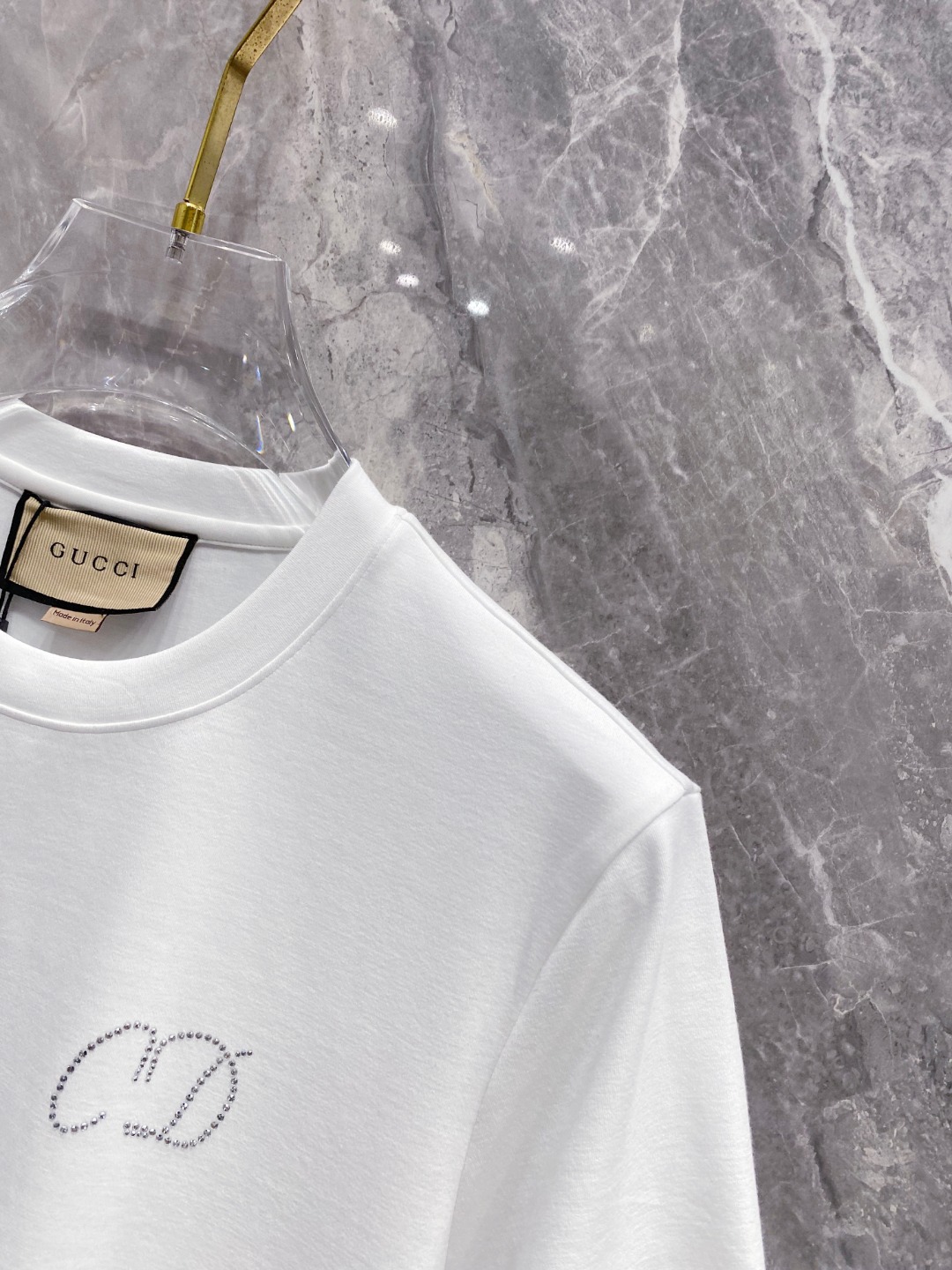 古驰 2025秋冬 圆领刺绣短袖T恤打底衫 元素性的Logo徽章凸显休闲时尚魅力,依然独领时尚风骚.内搭