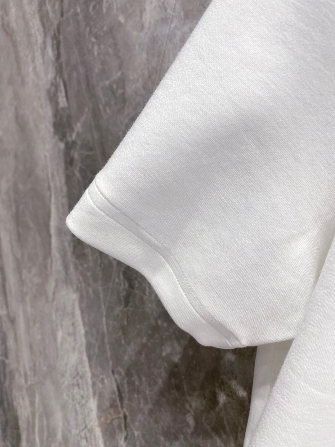 古驰 2025秋冬 圆领刺绣短袖T恤打底衫 元素性的Logo徽章凸显休闲时尚魅力,依然独领时尚风骚.内搭