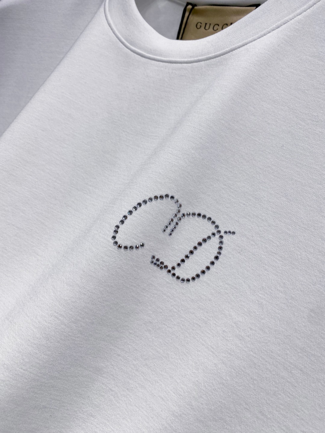 古驰 2025秋冬 圆领刺绣短袖T恤打底衫 元素性的Logo徽章凸显休闲时尚魅力,依然独领时尚风骚.内搭