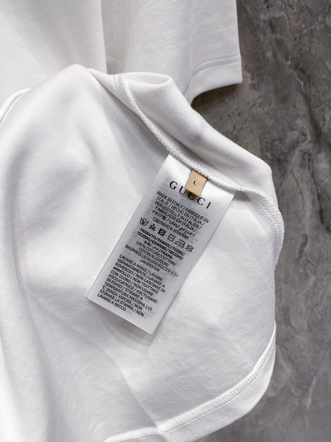 古驰 2025秋冬 圆领刺绣短袖T恤打底衫 元素性的Logo徽章凸显休闲时尚魅力,依然独领时尚风骚.内搭