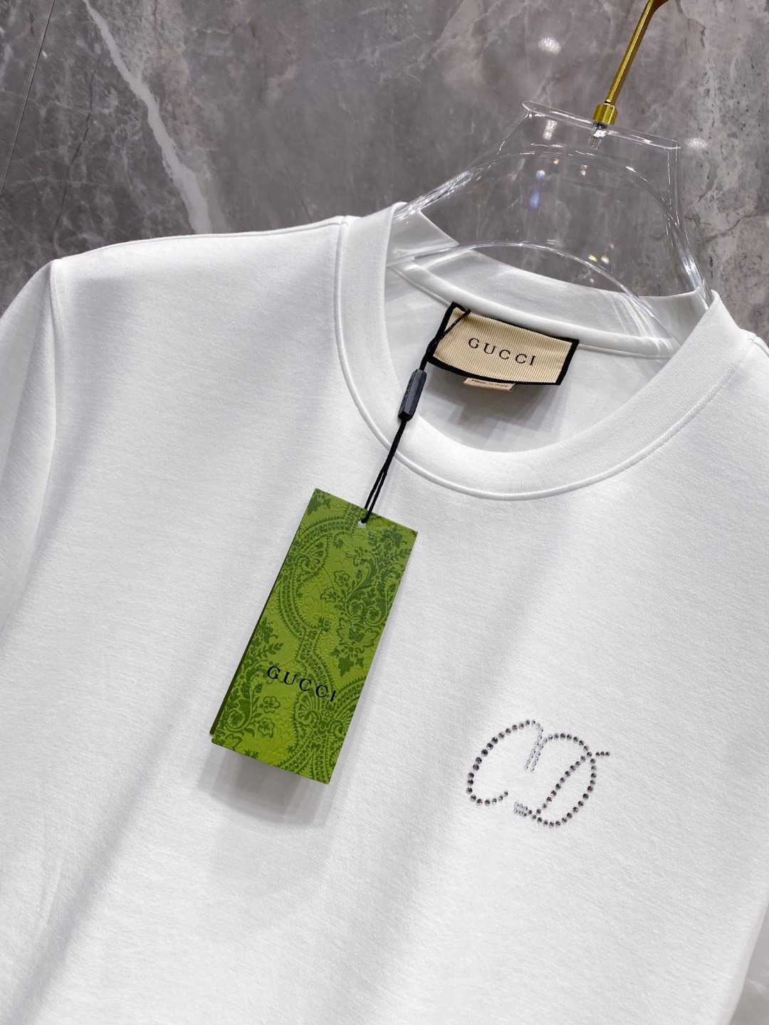 古驰 2025秋冬 圆领刺绣短袖T恤打底衫 元素性的Logo徽章凸显休闲时尚魅力,依然独领时尚风骚.内搭