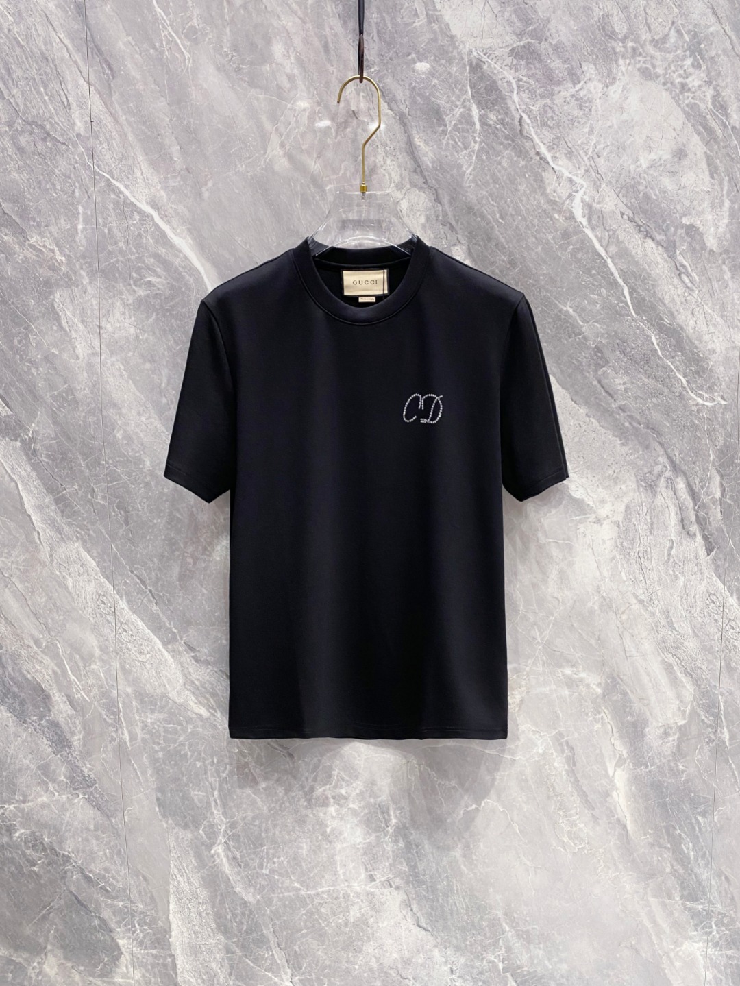 古驰 2025秋冬 圆领刺绣短袖T恤打底衫 元素性的Logo徽章凸显休闲时尚魅力,依然独领时尚风骚.内搭