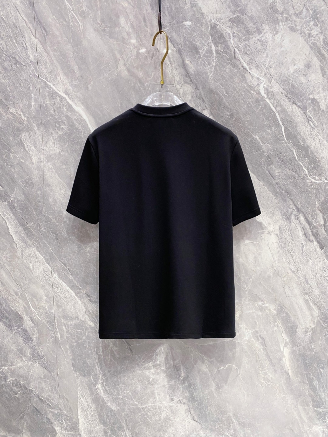 古驰 2025秋冬 圆领刺绣短袖T恤打底衫 元素性的Logo徽章凸显休闲时尚魅力,依然独领时尚风骚.内搭