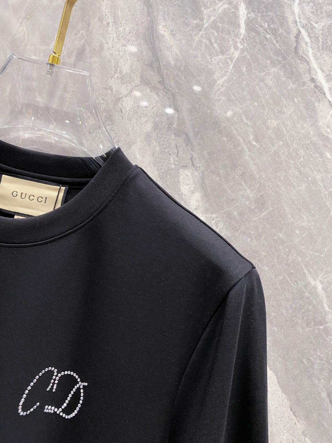 古驰 2025秋冬 圆领刺绣短袖T恤打底衫 元素性的Logo徽章凸显休闲时尚魅力,依然独领时尚风骚.内搭