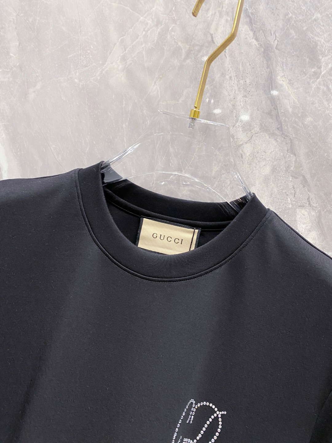 古驰 2025秋冬 圆领刺绣短袖T恤打底衫 元素性的Logo徽章凸显休闲时尚魅力,依然独领时尚风骚.内搭