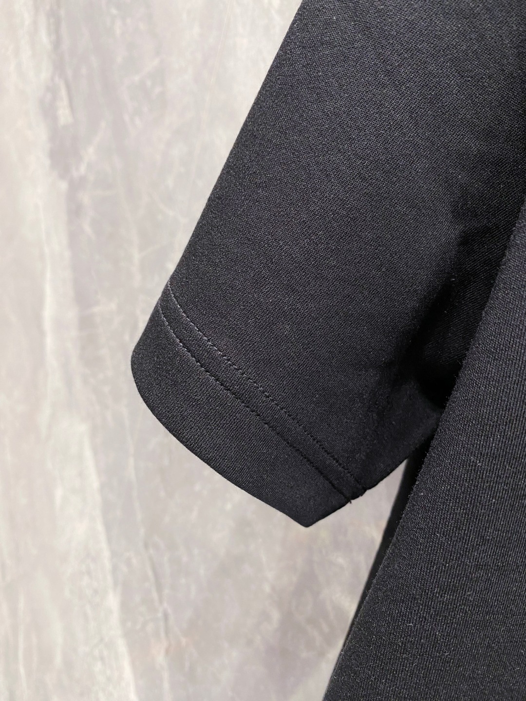 古驰 2025秋冬 圆领刺绣短袖T恤打底衫 元素性的Logo徽章凸显休闲时尚魅力,依然独领时尚风骚.内搭