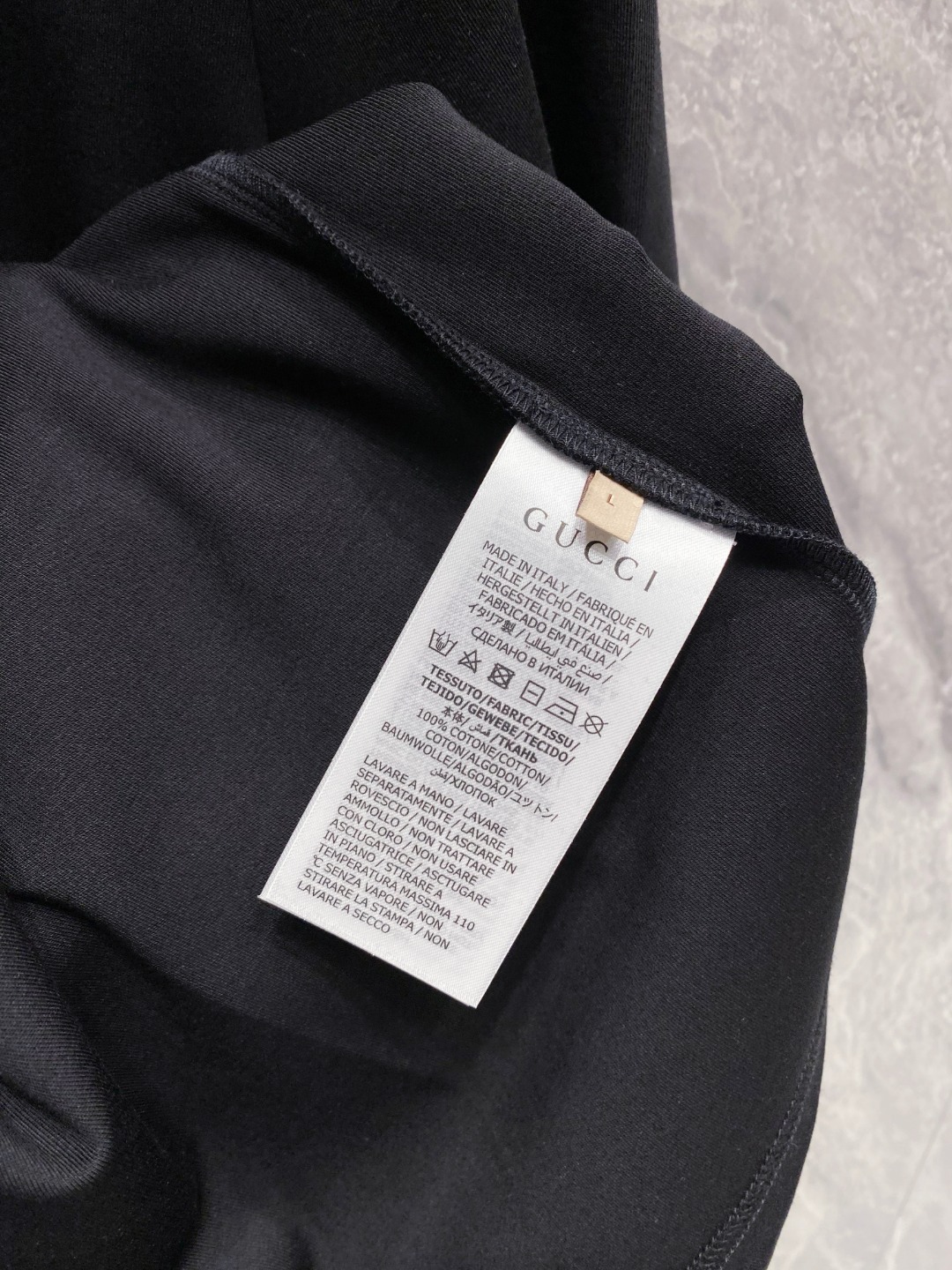 古驰 2025秋冬 圆领刺绣短袖T恤打底衫 元素性的Logo徽章凸显休闲时尚魅力,依然独领时尚风骚.内搭