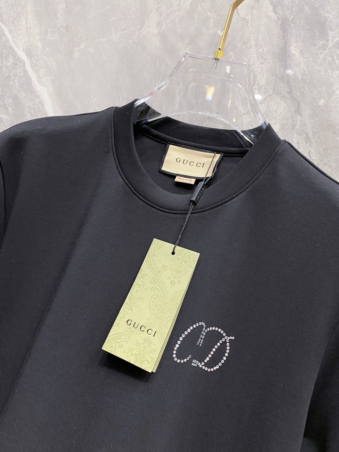 古驰 2025秋冬 圆领刺绣短袖T恤打底衫 元素性的Logo徽章凸显休闲时尚魅力,依然独领时尚风骚.内搭