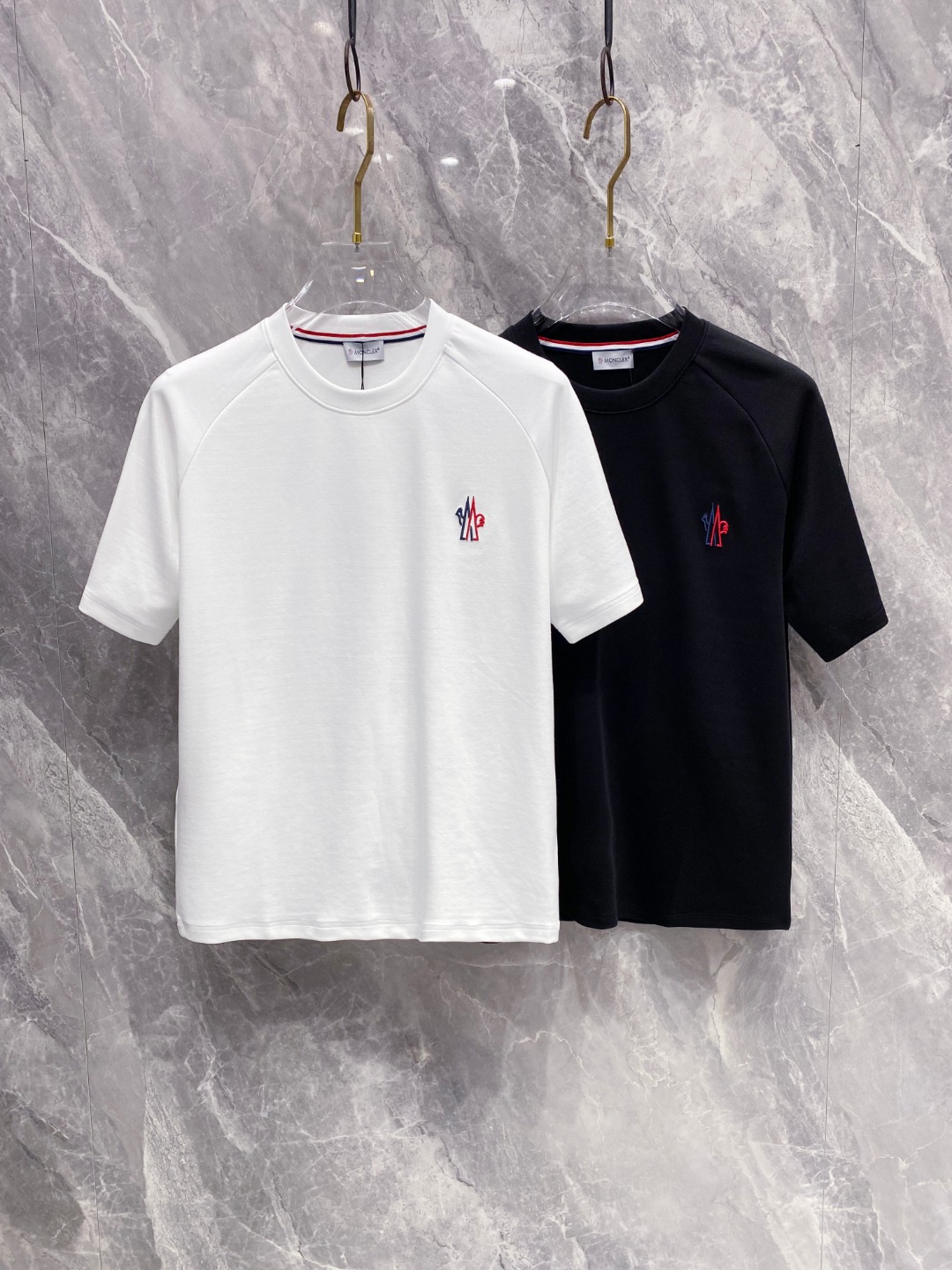蒙口 2025秋冬 圆领刺绣短袖T恤打底衫 元素性的Logo徽章凸显休闲时尚魅力,依然独领时尚风骚.内搭