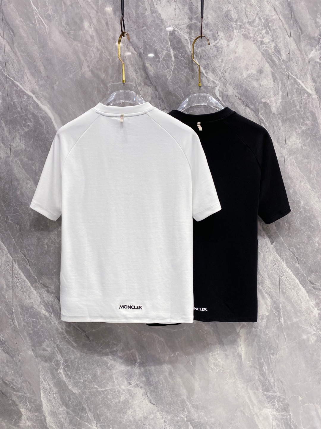 蒙口 2025秋冬 圆领刺绣短袖T恤打底衫 元素性的Logo徽章凸显休闲时尚魅力,依然独领时尚风骚.内搭