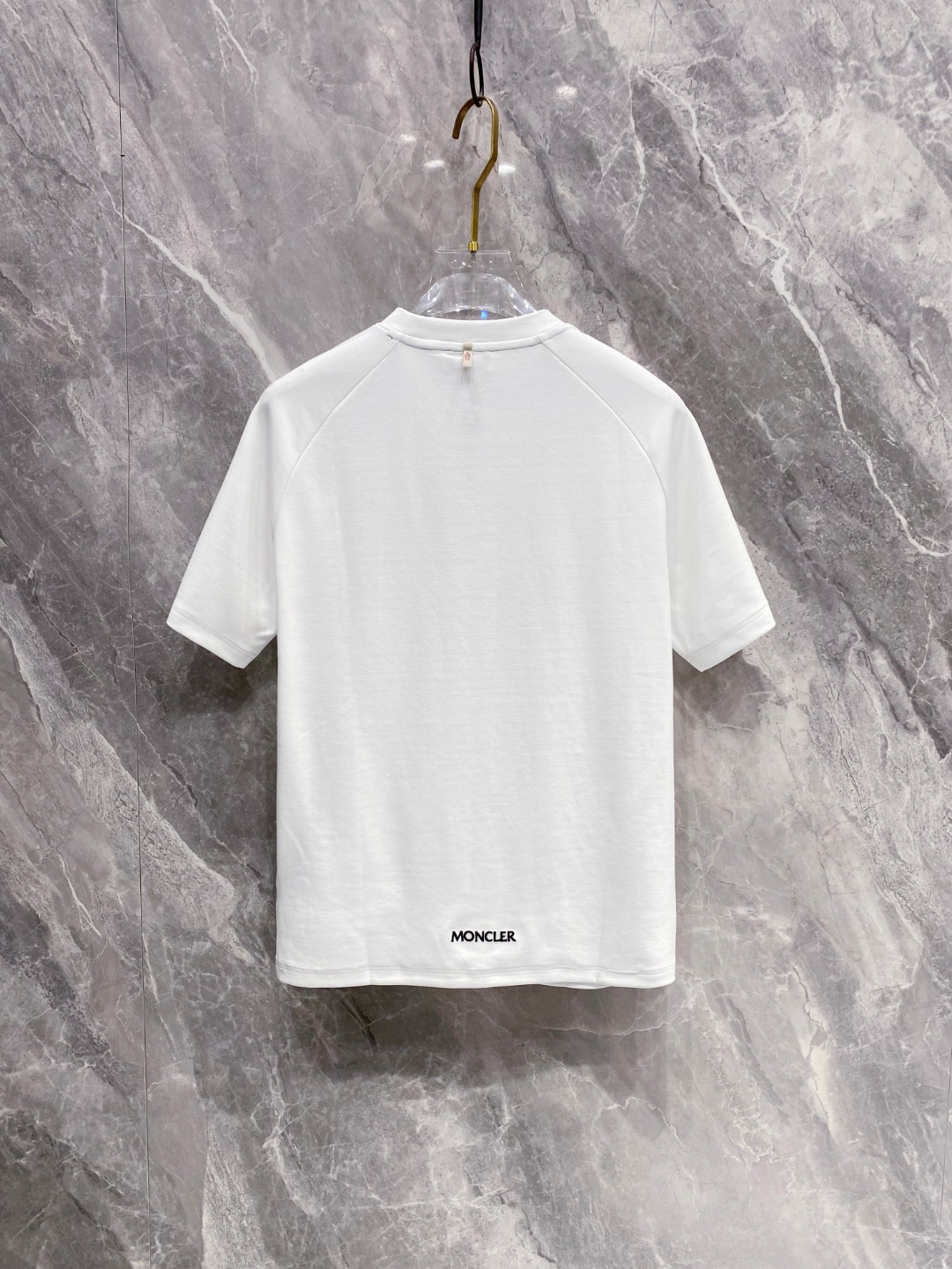 蒙口 2025秋冬 圆领刺绣短袖T恤打底衫 元素性的Logo徽章凸显休闲时尚魅力,依然独领时尚风骚.内搭