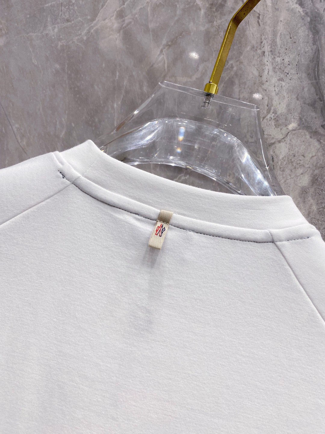 蒙口 2025秋冬 圆领刺绣短袖T恤打底衫 元素性的Logo徽章凸显休闲时尚魅力,依然独领时尚风骚.内搭