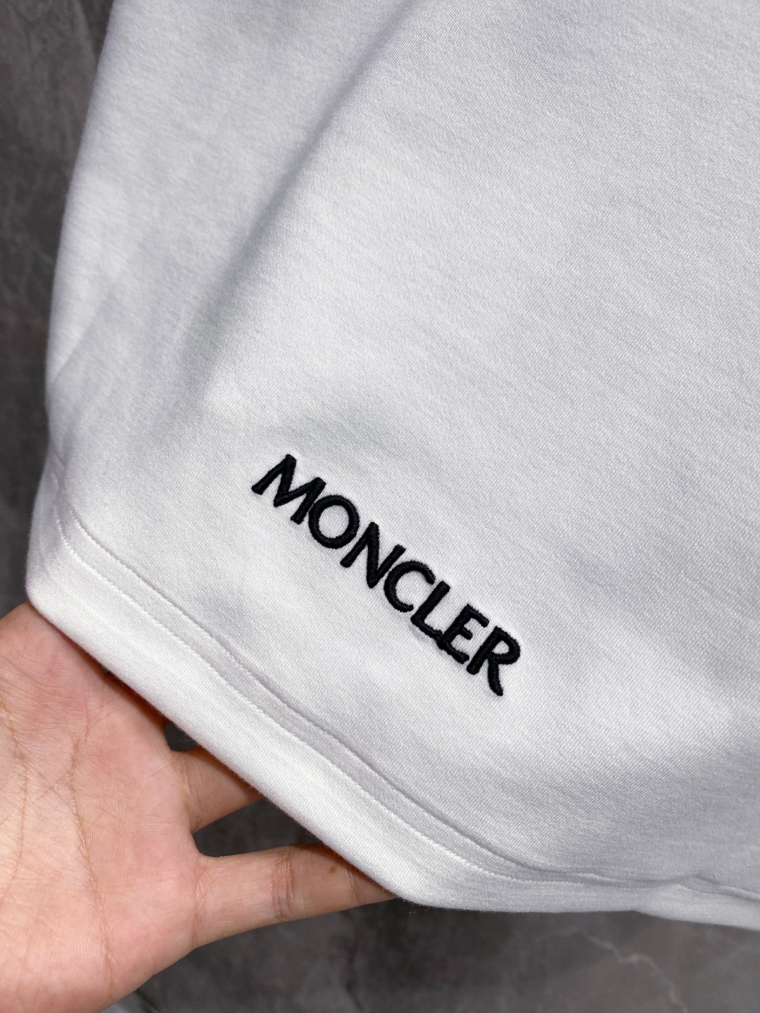 蒙口 2025秋冬 圆领刺绣短袖T恤打底衫 元素性的Logo徽章凸显休闲时尚魅力,依然独领时尚风骚.内搭