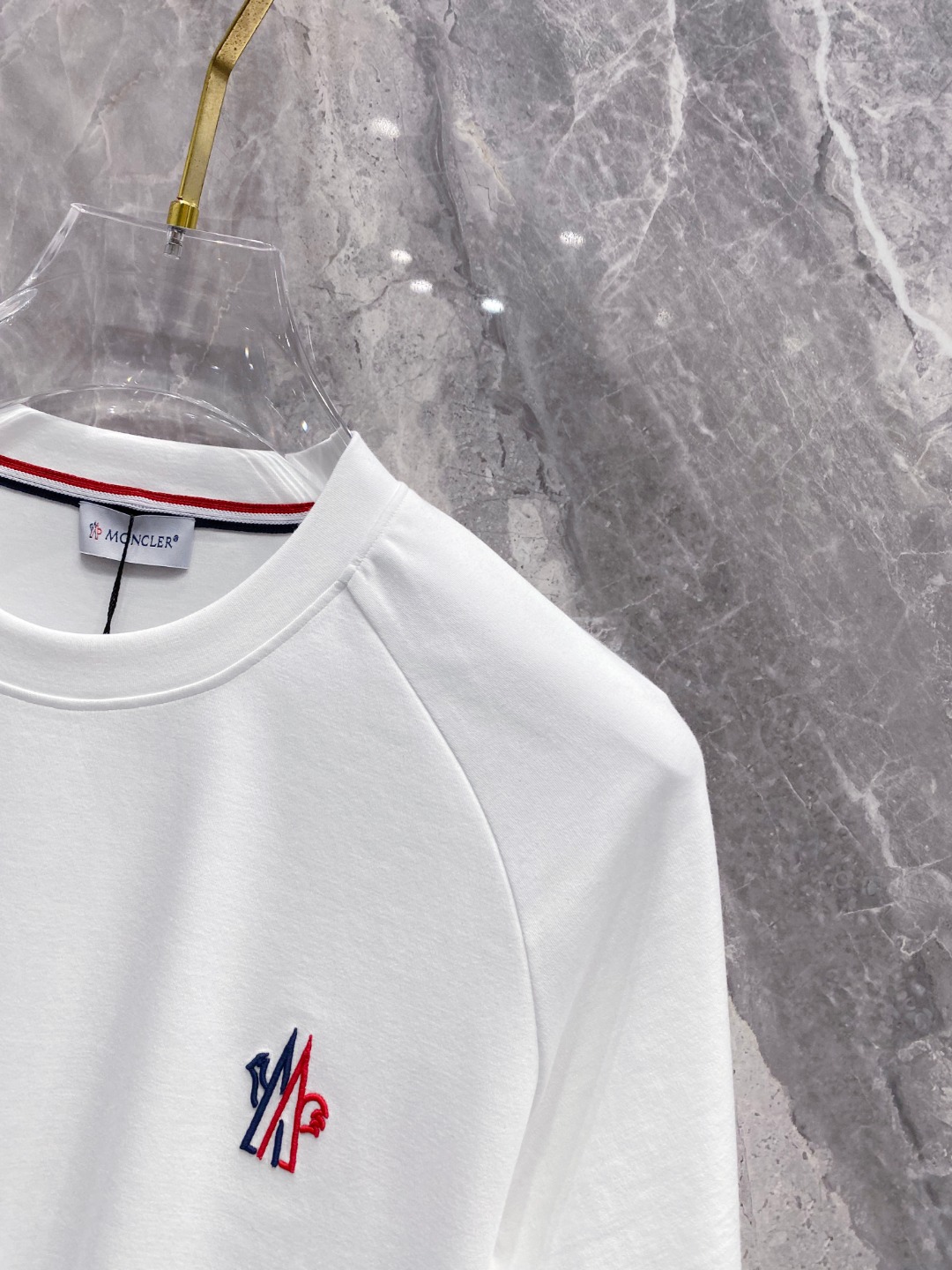 蒙口 2025秋冬 圆领刺绣短袖T恤打底衫 元素性的Logo徽章凸显休闲时尚魅力,依然独领时尚风骚.内搭