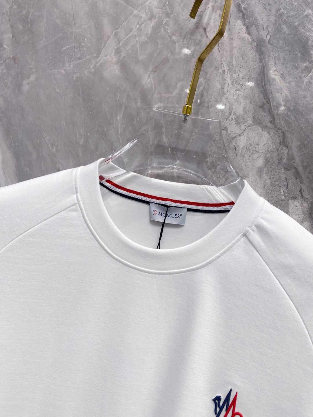 蒙口 2025秋冬 圆领刺绣短袖T恤打底衫 元素性的Logo徽章凸显休闲时尚魅力,依然独领时尚风骚.内搭