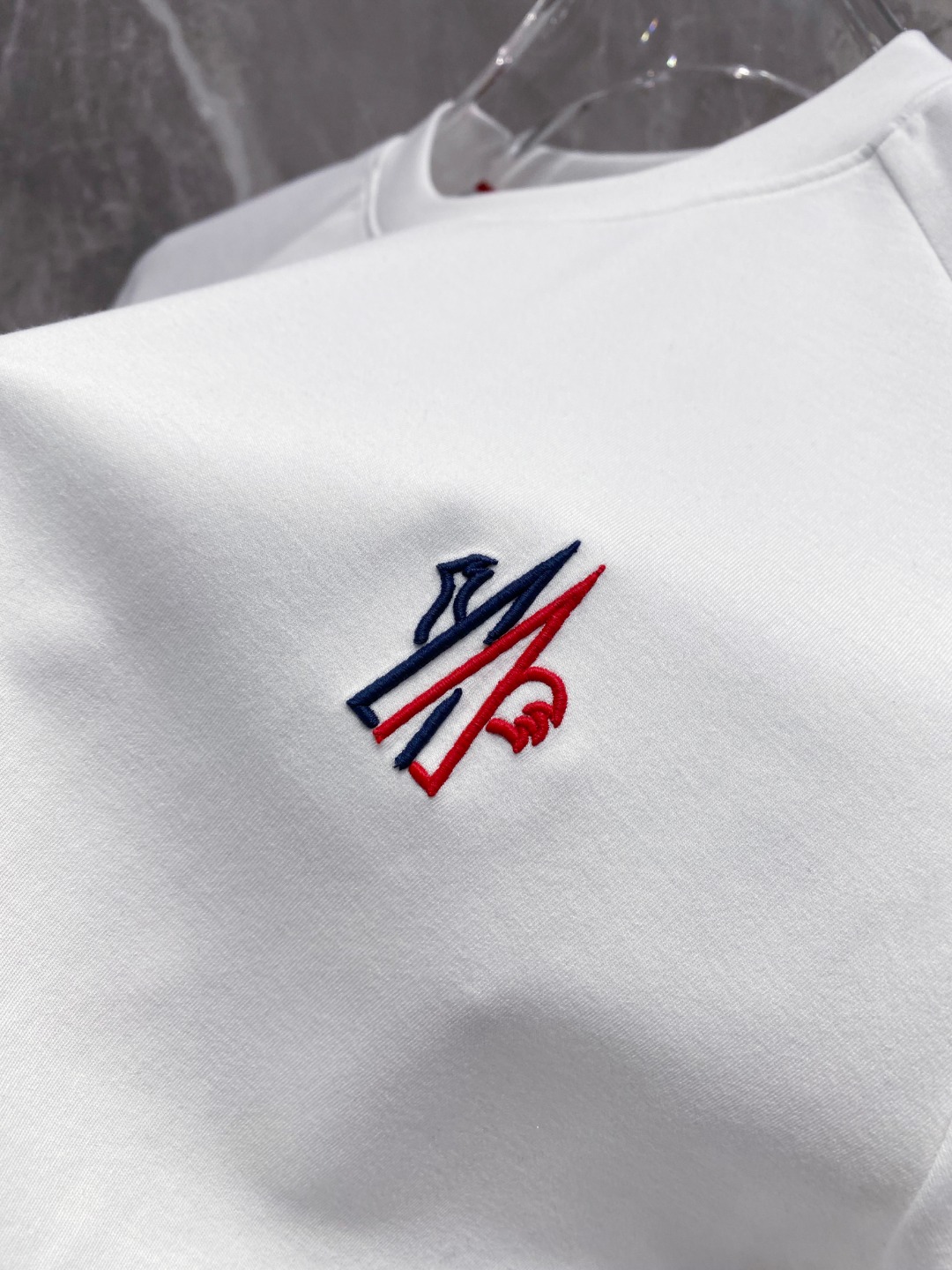 蒙口 2025秋冬 圆领刺绣短袖T恤打底衫 元素性的Logo徽章凸显休闲时尚魅力,依然独领时尚风骚.内搭