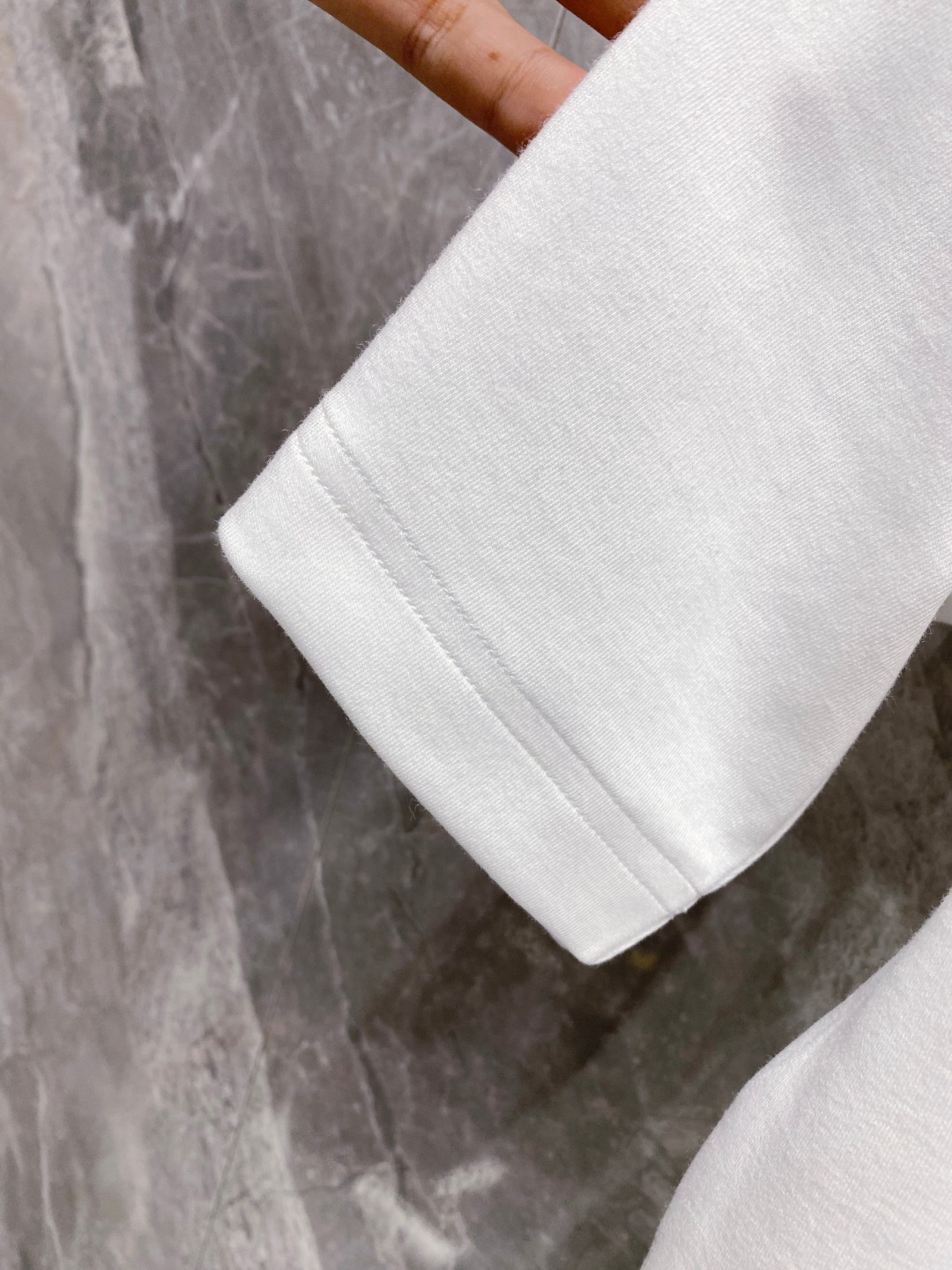 蒙口 2025秋冬 圆领刺绣短袖T恤打底衫 元素性的Logo徽章凸显休闲时尚魅力,依然独领时尚风骚.内搭