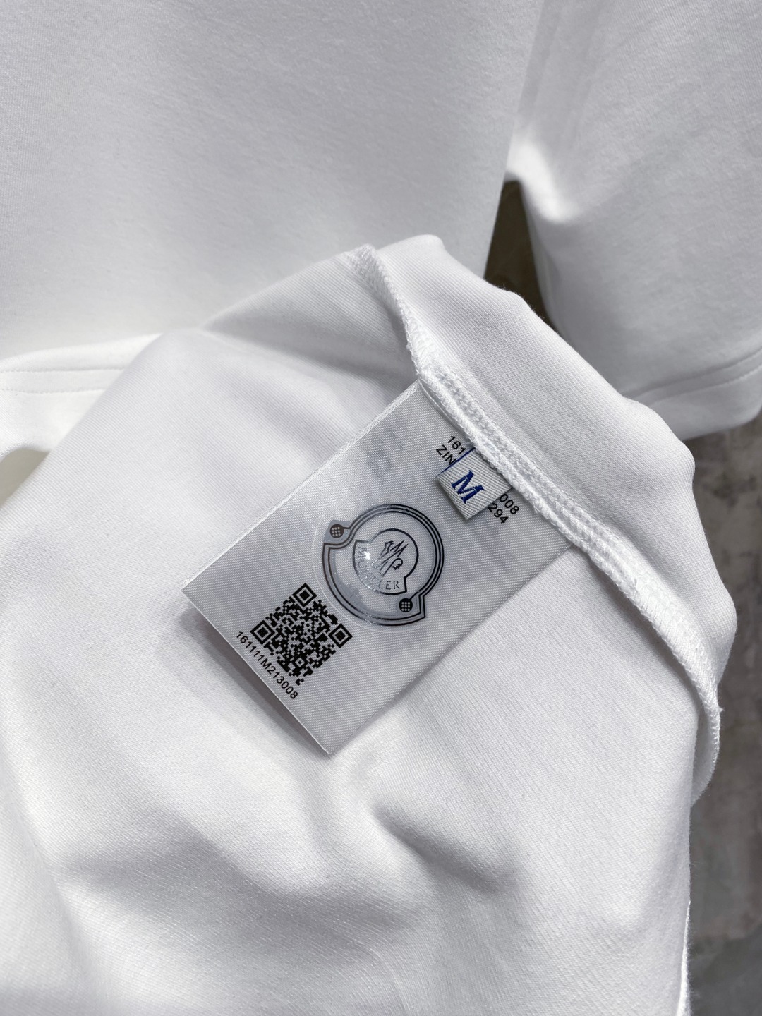 蒙口 2025秋冬 圆领刺绣短袖T恤打底衫 元素性的Logo徽章凸显休闲时尚魅力,依然独领时尚风骚.内搭