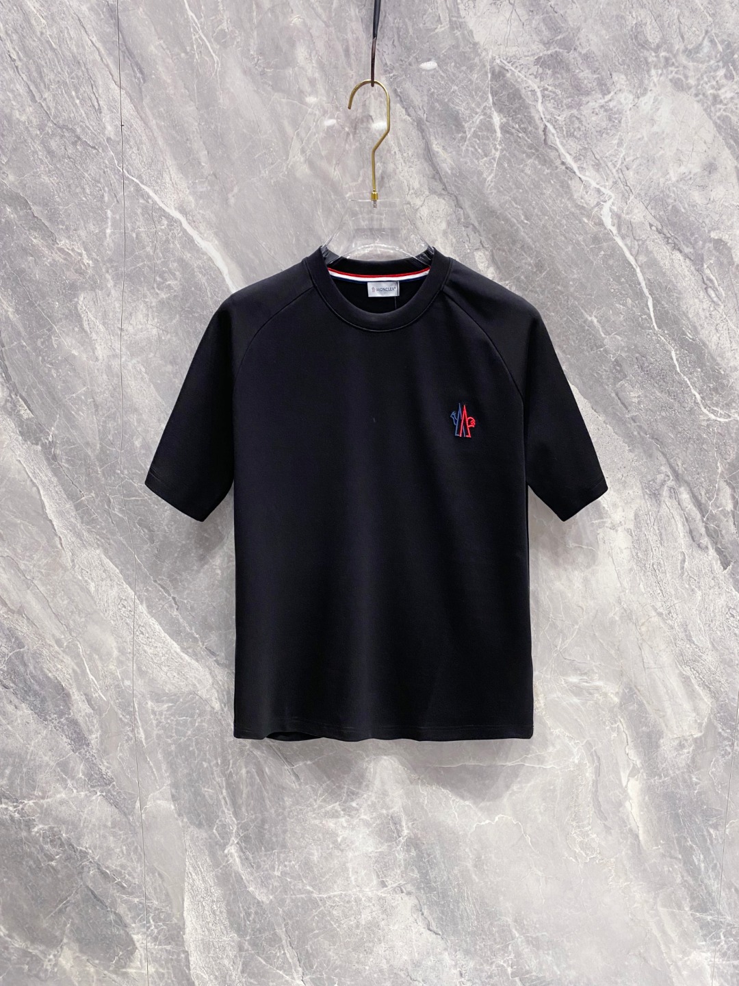 蒙口 2025秋冬 圆领刺绣短袖T恤打底衫 元素性的Logo徽章凸显休闲时尚魅力,依然独领时尚风骚.内搭