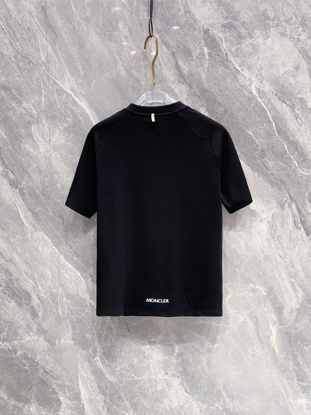 蒙口 2025秋冬 圆领刺绣短袖T恤打底衫 元素性的Logo徽章凸显休闲时尚魅力,依然独领时尚风骚.内搭