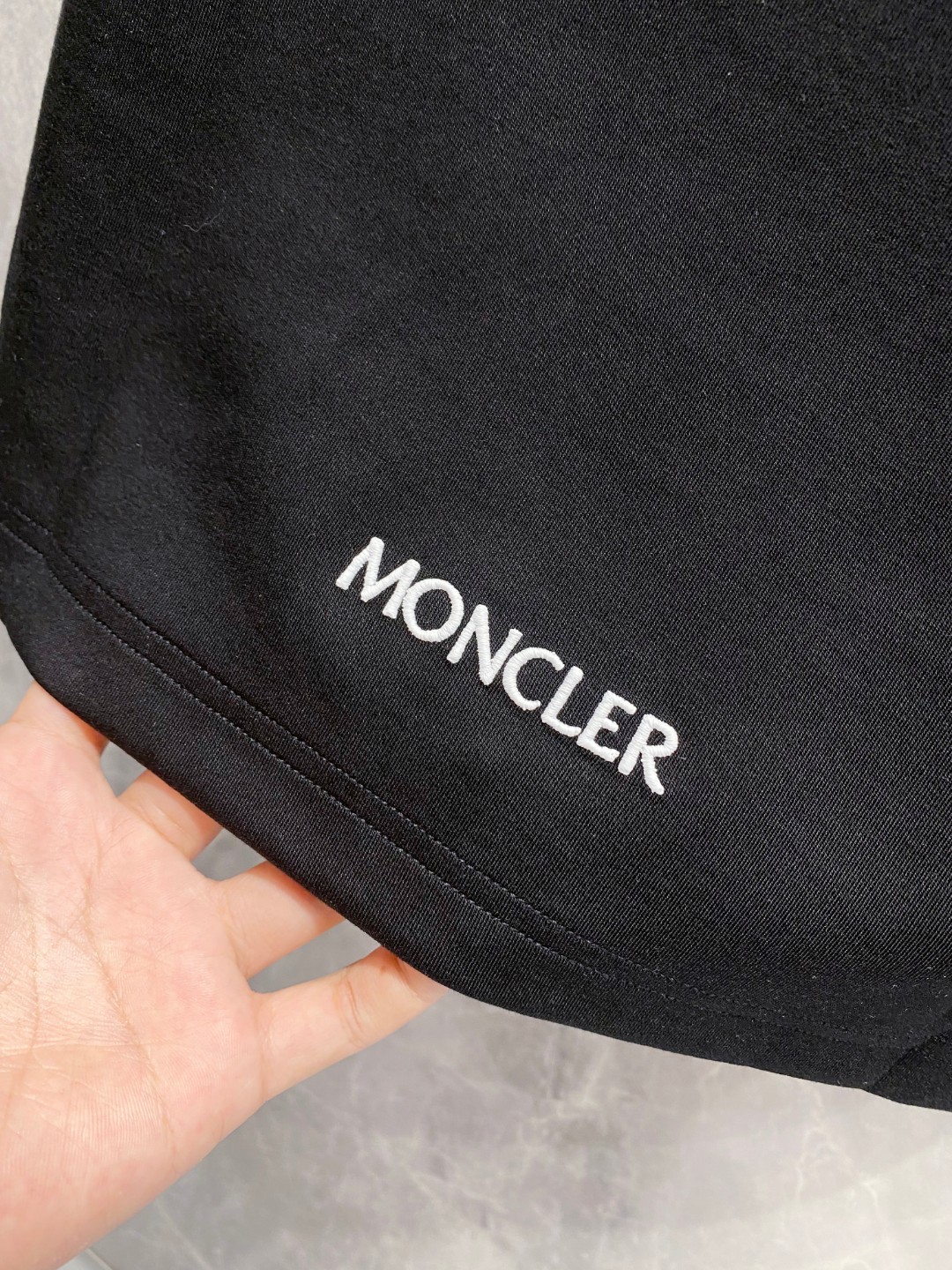 蒙口 2025秋冬 圆领刺绣短袖T恤打底衫 元素性的Logo徽章凸显休闲时尚魅力,依然独领时尚风骚.内搭