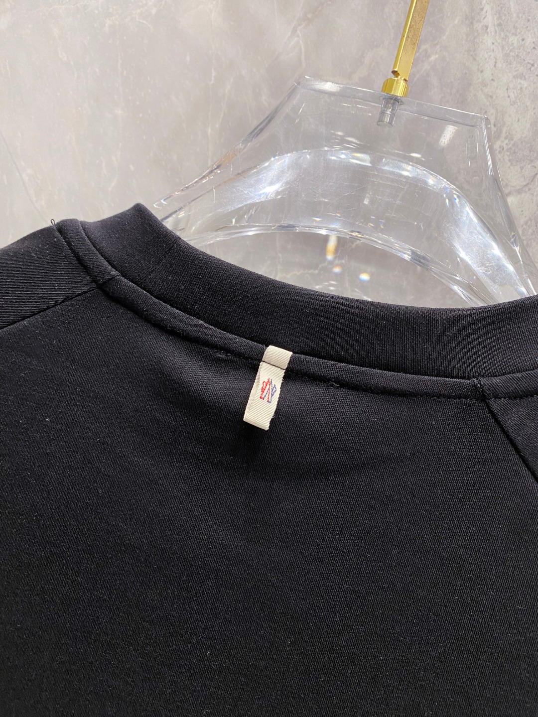 蒙口 2025秋冬 圆领刺绣短袖T恤打底衫 元素性的Logo徽章凸显休闲时尚魅力,依然独领时尚风骚.内搭