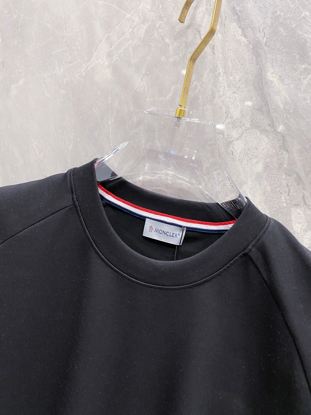 蒙口 2025秋冬 圆领刺绣短袖T恤打底衫 元素性的Logo徽章凸显休闲时尚魅力,依然独领时尚风骚.内搭