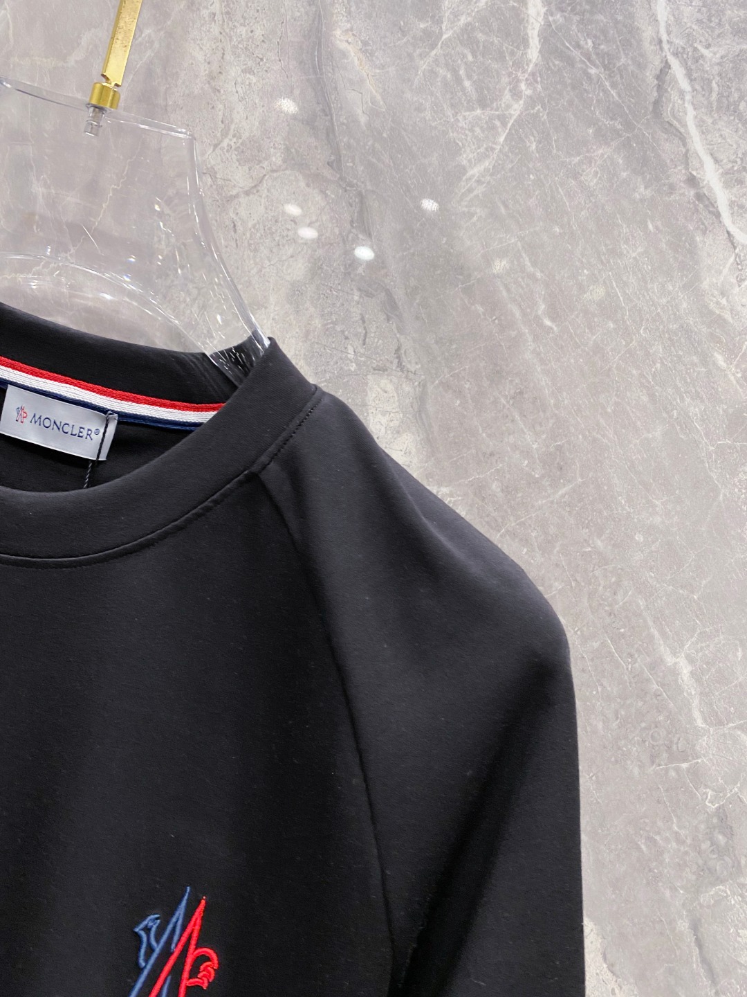 蒙口 2025秋冬 圆领刺绣短袖T恤打底衫 元素性的Logo徽章凸显休闲时尚魅力,依然独领时尚风骚.内搭