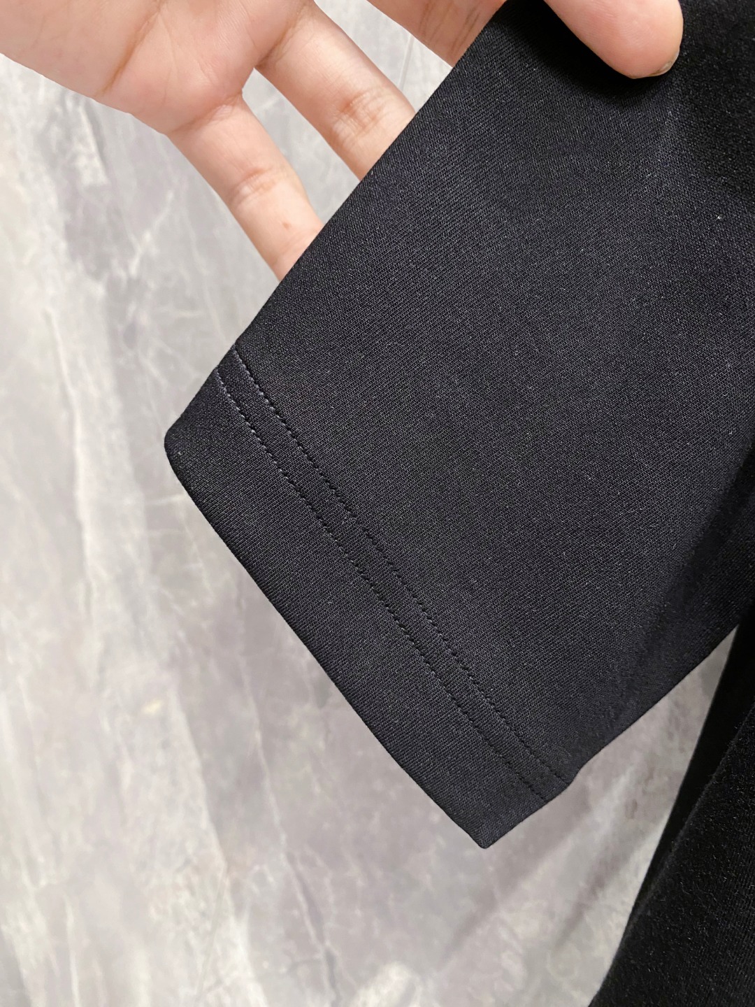 蒙口 2025秋冬 圆领刺绣短袖T恤打底衫 元素性的Logo徽章凸显休闲时尚魅力,依然独领时尚风骚.内搭