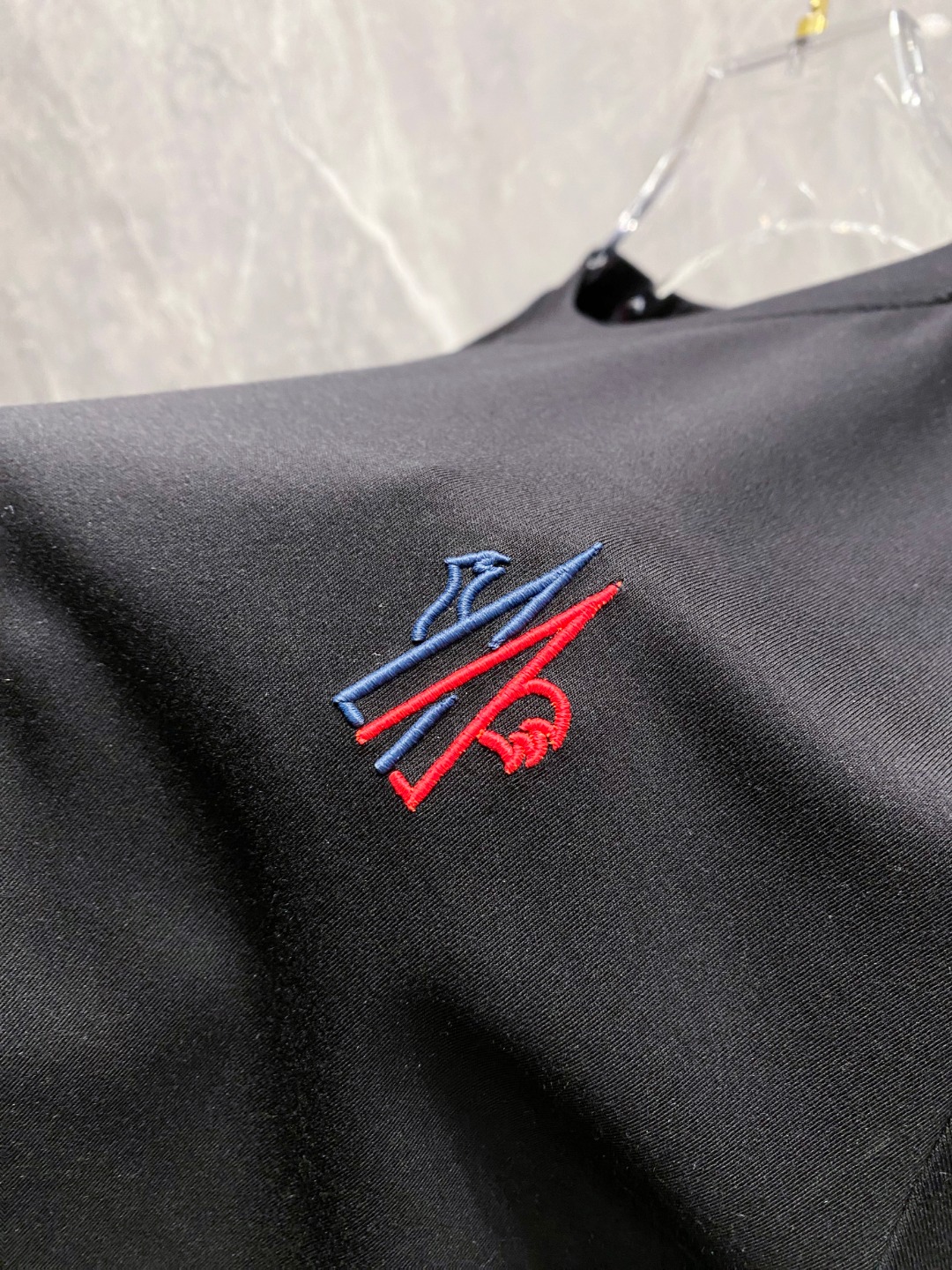 蒙口 2025秋冬 圆领刺绣短袖T恤打底衫 元素性的Logo徽章凸显休闲时尚魅力,依然独领时尚风骚.内搭