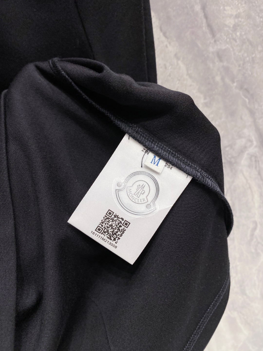 蒙口 2025秋冬 圆领刺绣短袖T恤打底衫 元素性的Logo徽章凸显休闲时尚魅力,依然独领时尚风骚.内搭