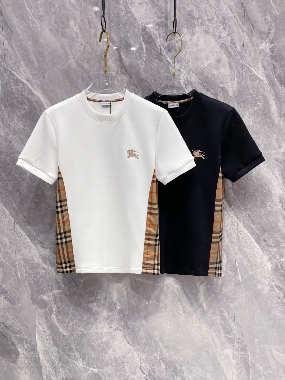 巴宝莉 2025秋冬 圆领刺绣短袖T恤打底衫 元素性的Logo徽章凸显休闲时尚魅力,依然独领时尚风骚.内